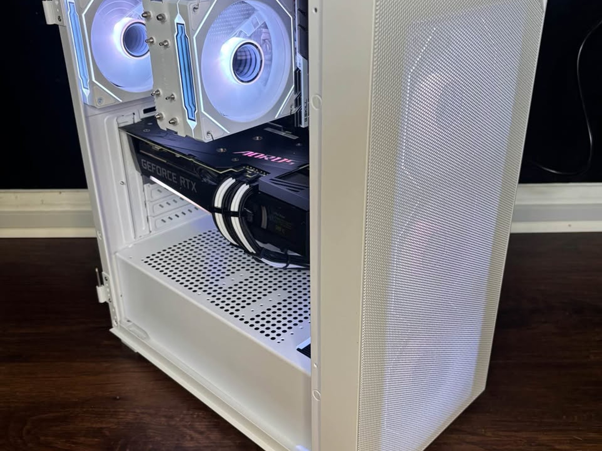 White Gaming PC (RTX 3070 TI 8GB + AMD Ryzen 5 5500 + SSD)