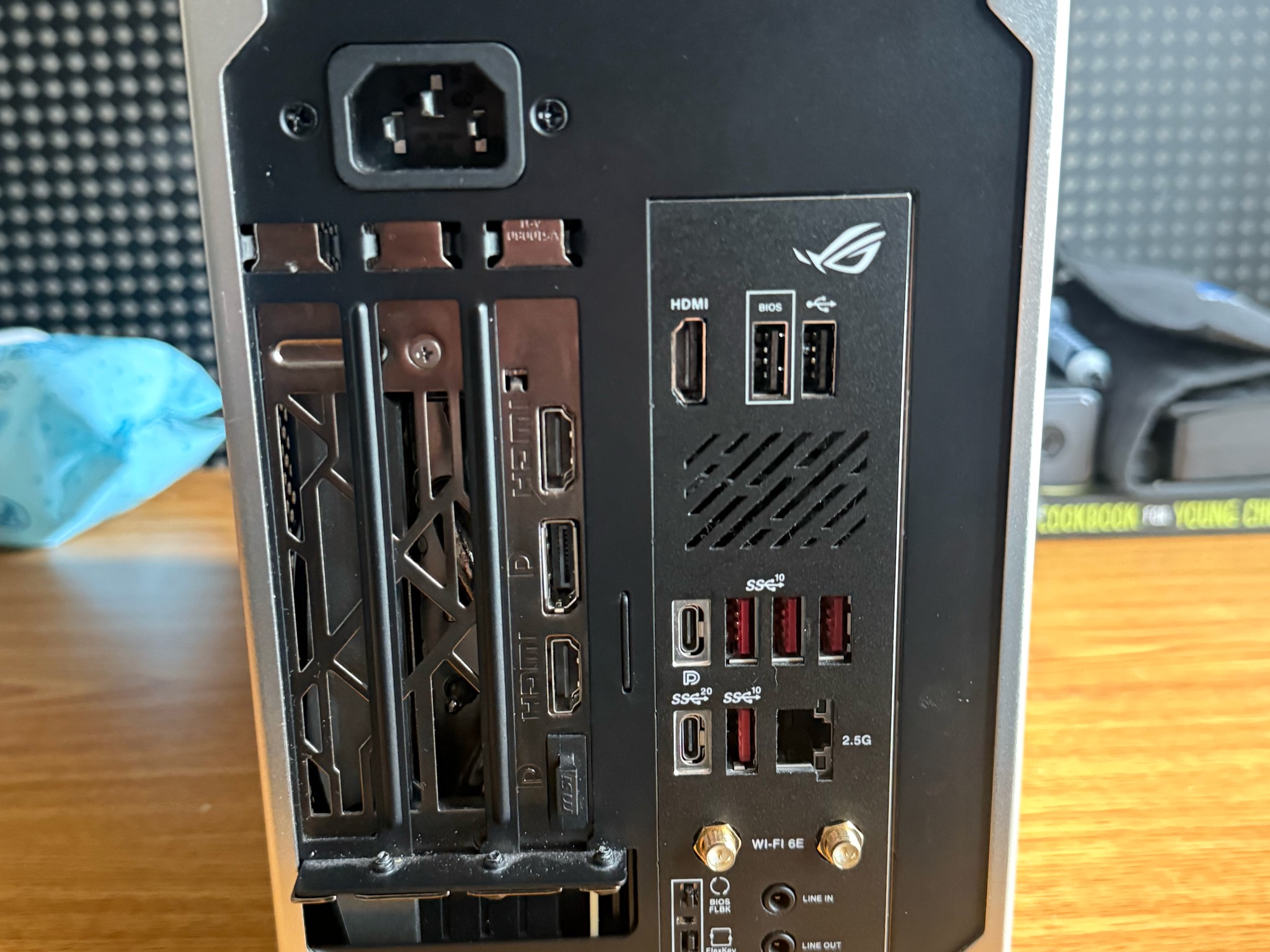 "Compact Beast" - RTX 4090 - Ryzen 7 9800X3D - 64 GB DDR5-6000 [Lian Li H20]