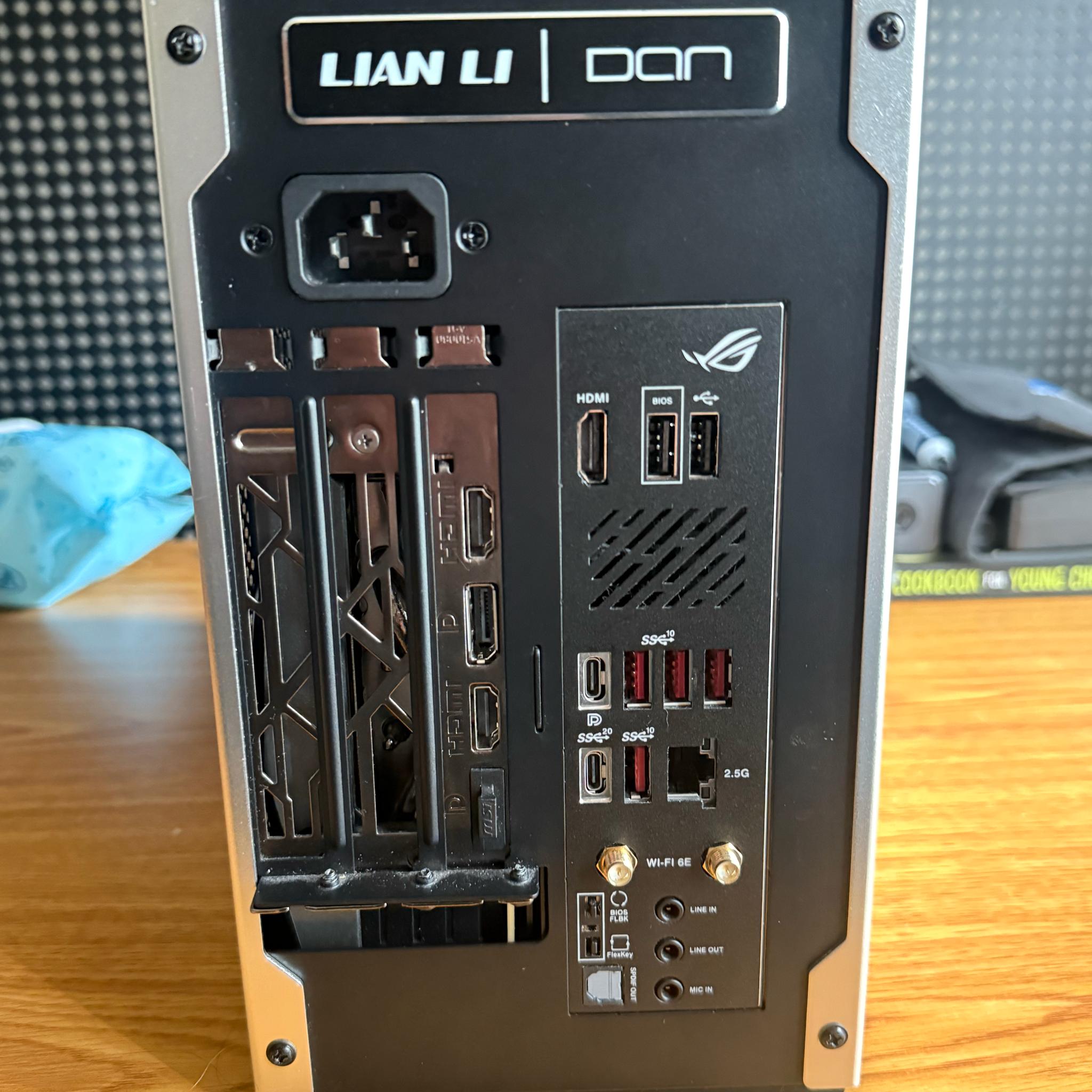 "Compact Beast" - RTX 4090 - Ryzen 7 9800X3D - 64 GB DDR5-6000 [Lian Li H20]