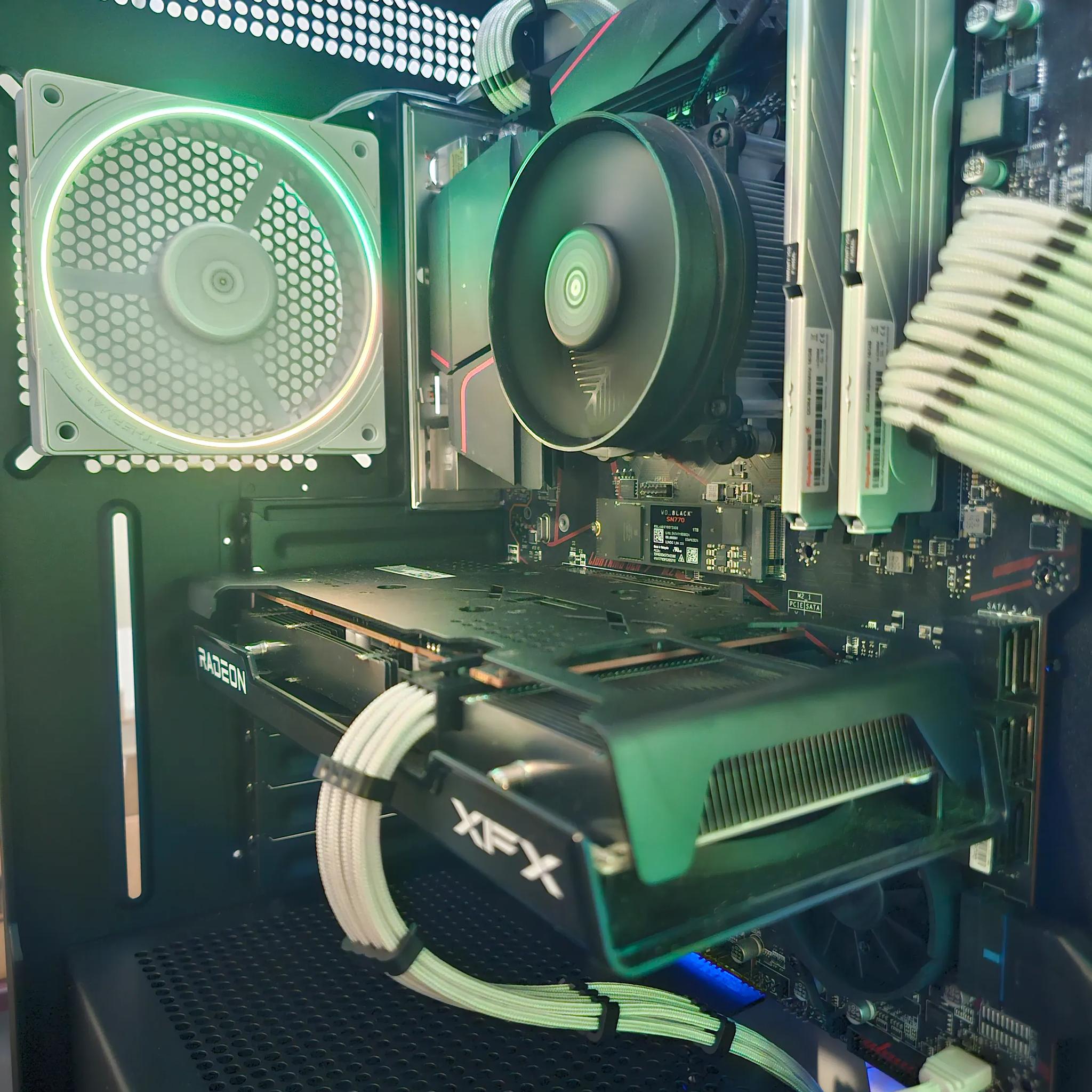 Mid-Range Gaming PC // RX 6600 // Ryzen 5 3600 // 32GB DDR4 // 1TB NVME