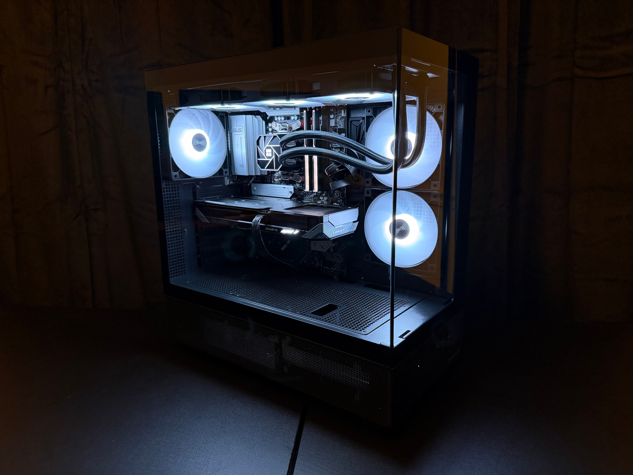 RX 9060 XT 16GB OC • RYZEN 7 9800X3D • B850 PLUS WIFI • 32GB DDR5 • 2TB SSD • 360MM AIO • NEW PC