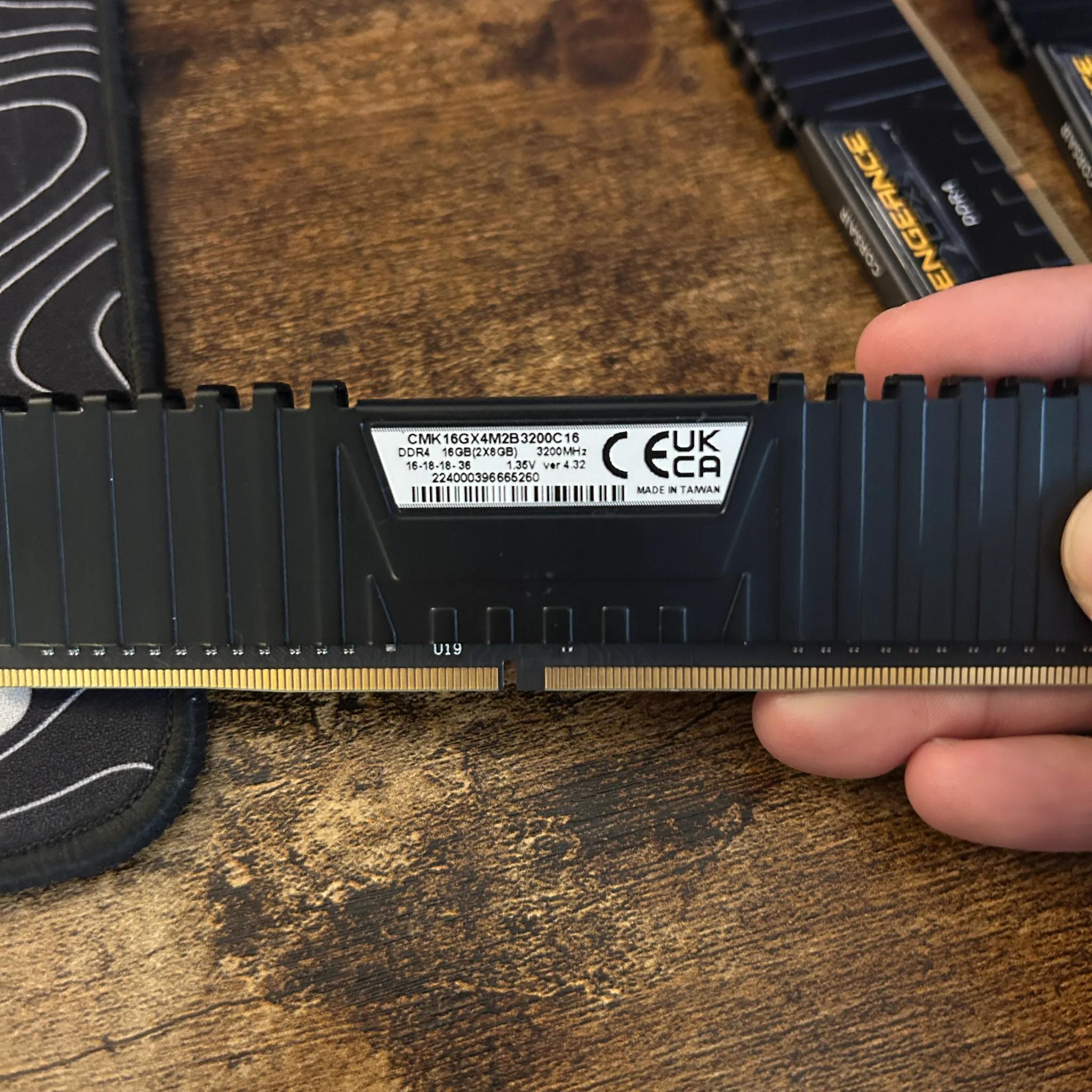 CORSAIR VENGEANCE LPX DDR4 RAM 32GB (4x8GB) 3200MHz