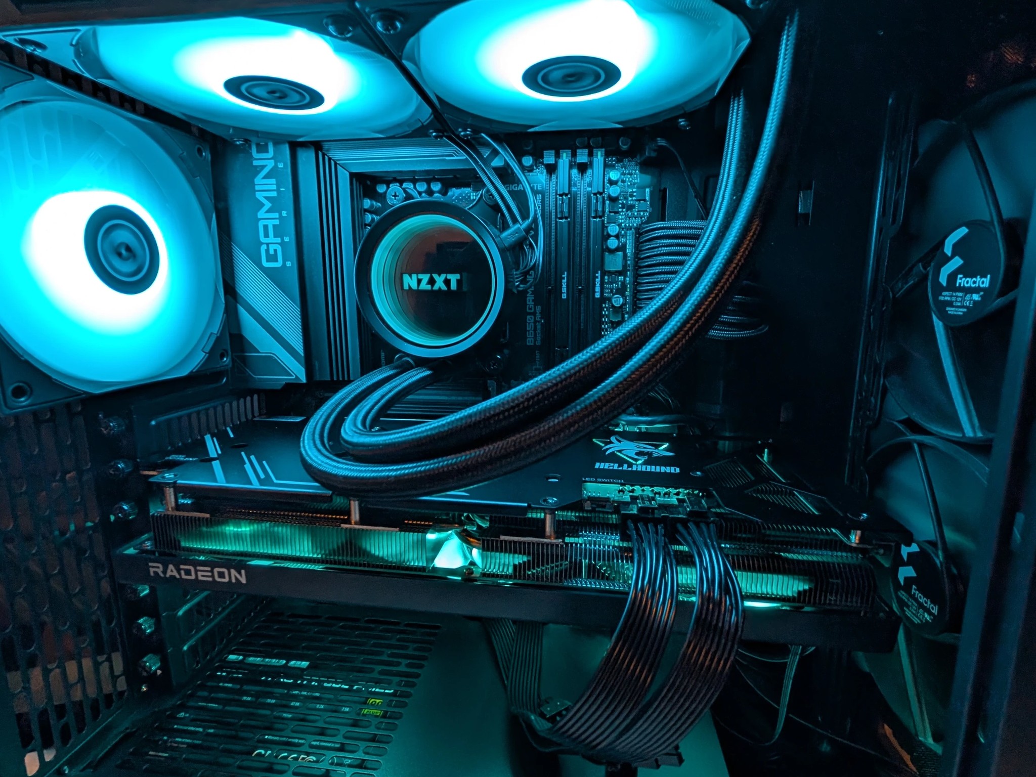 Fractal North Wood Gaming RGB PC - Ryzen 5 7600X / Radeon RX 7700XT 12GB / 32GB DDR5 / 2TB SSD / AIO