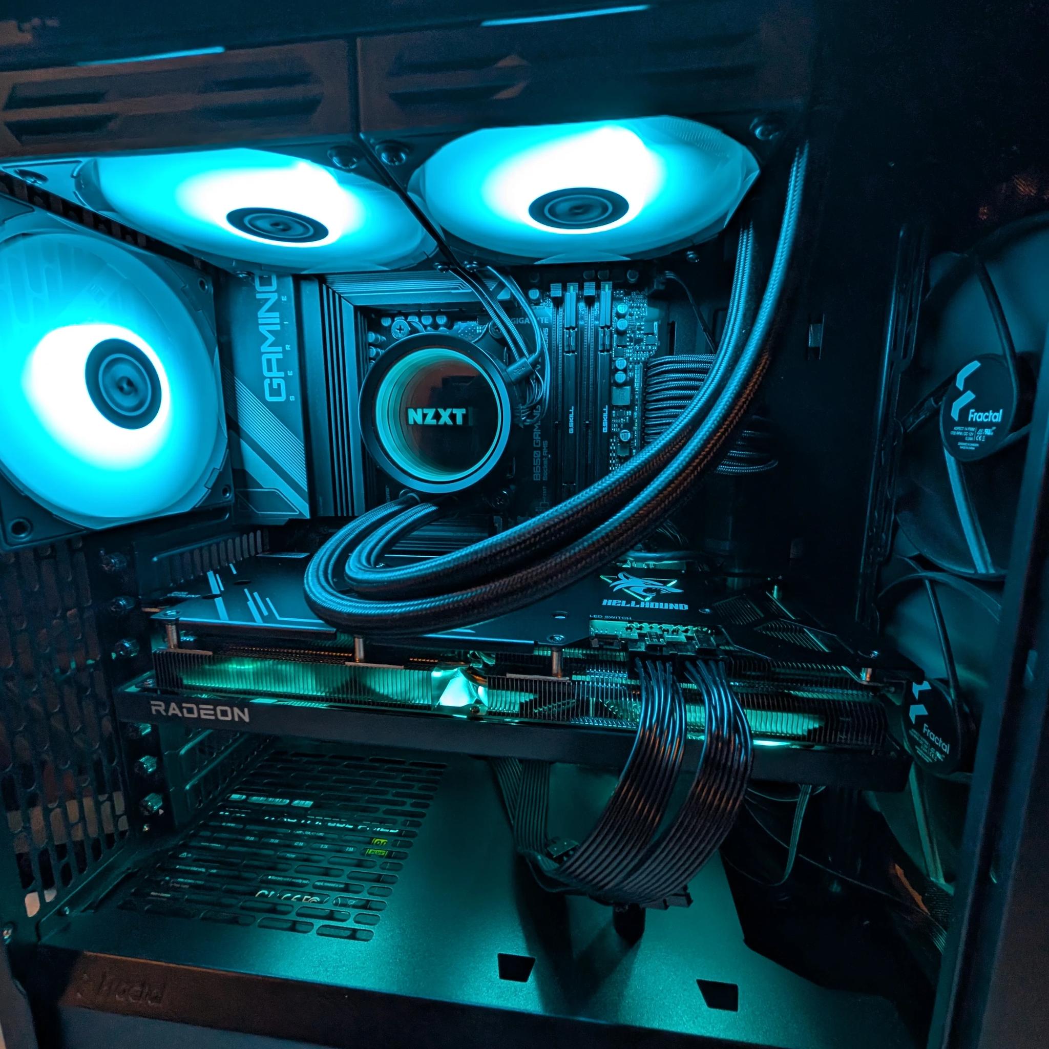 Fractal North Wood Gaming RGB PC - Ryzen 5 7600X / Radeon RX 7700XT 12GB / 32GB DDR5 / 2TB SSD / AIO