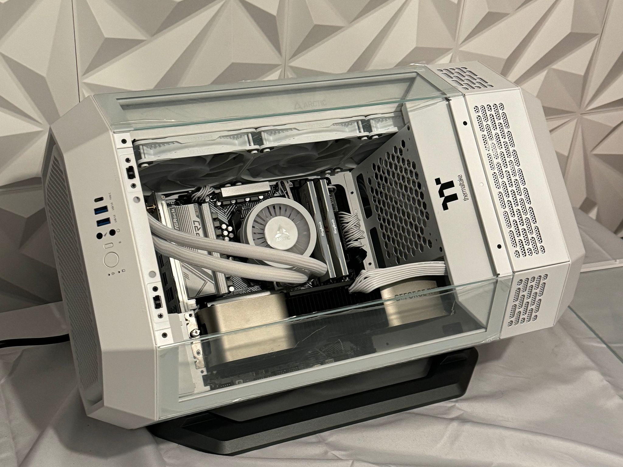 “The Bunny Bourough" RYZEN 9 7900X, RTX 4080 Founder, 64gb DDR5, WI-FI 6, 2TB nvme Free 4tb DR Read