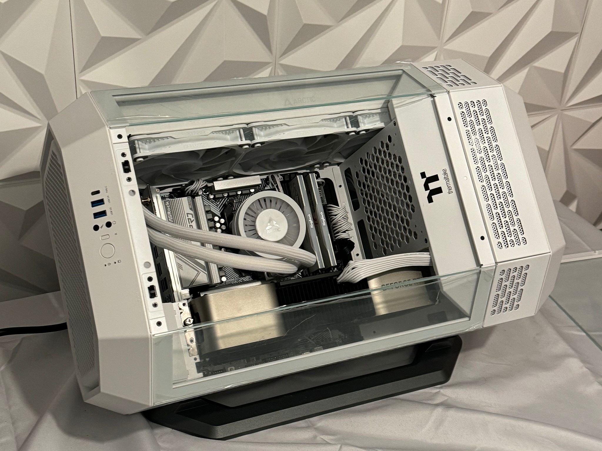 “The Bunny Bourough" RYZEN 9 7900X, RTX 4080 Founder, 64gb DDR5, WI-FI 6, 2TB nvme Free 4tb DR Read
