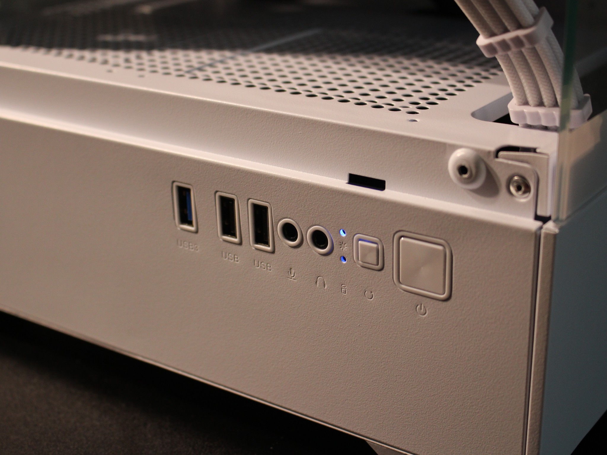 White Gaming PC | Windows 11 Pro | RX480 | R3 3100 | 512GB SSD | 16 GB RAM | WiFi and BLE