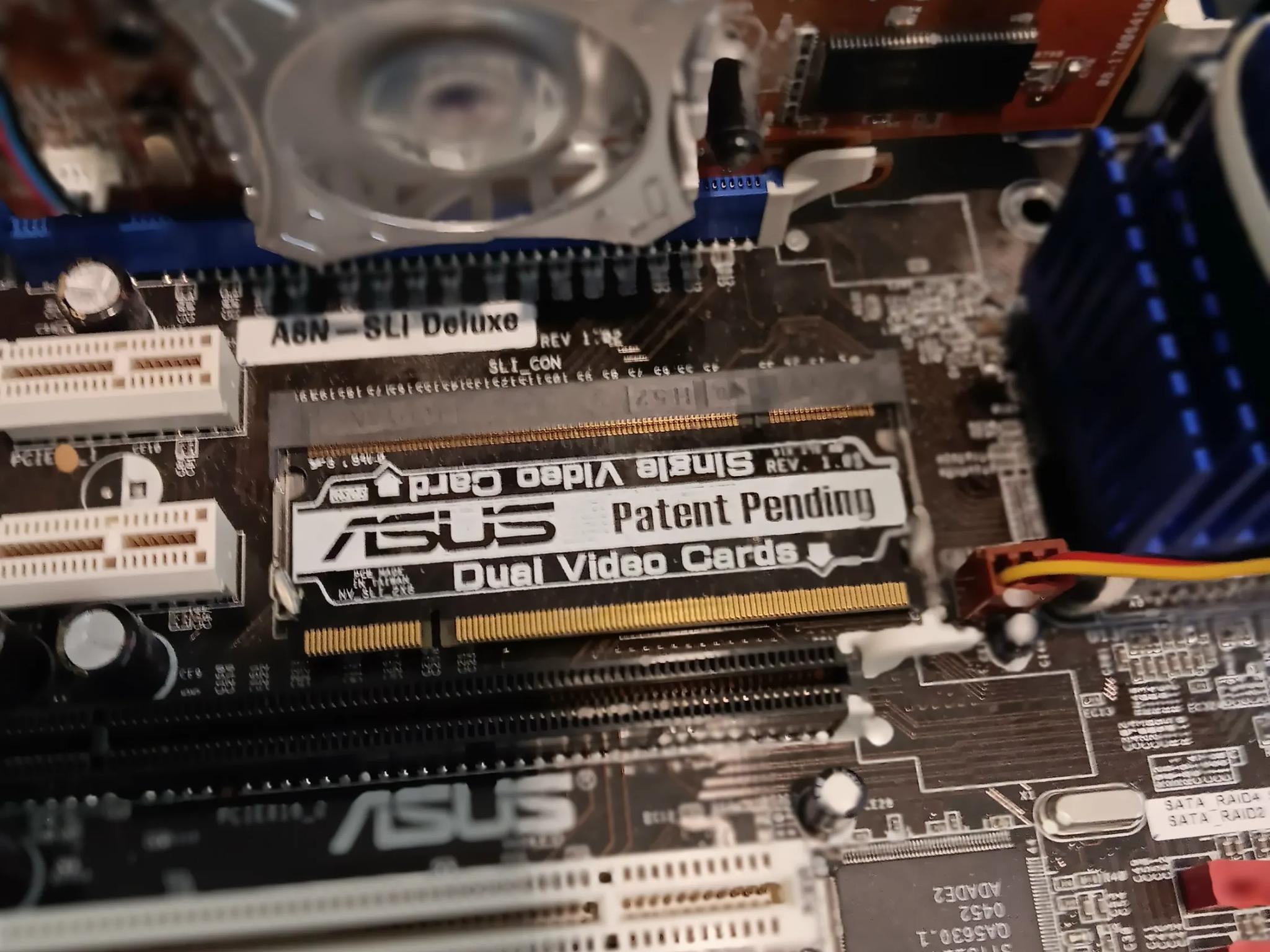 ASUS A8N-SLI Deluxe Athlon 64 X2 3800 Radeon X550 128MB 2GB RAM