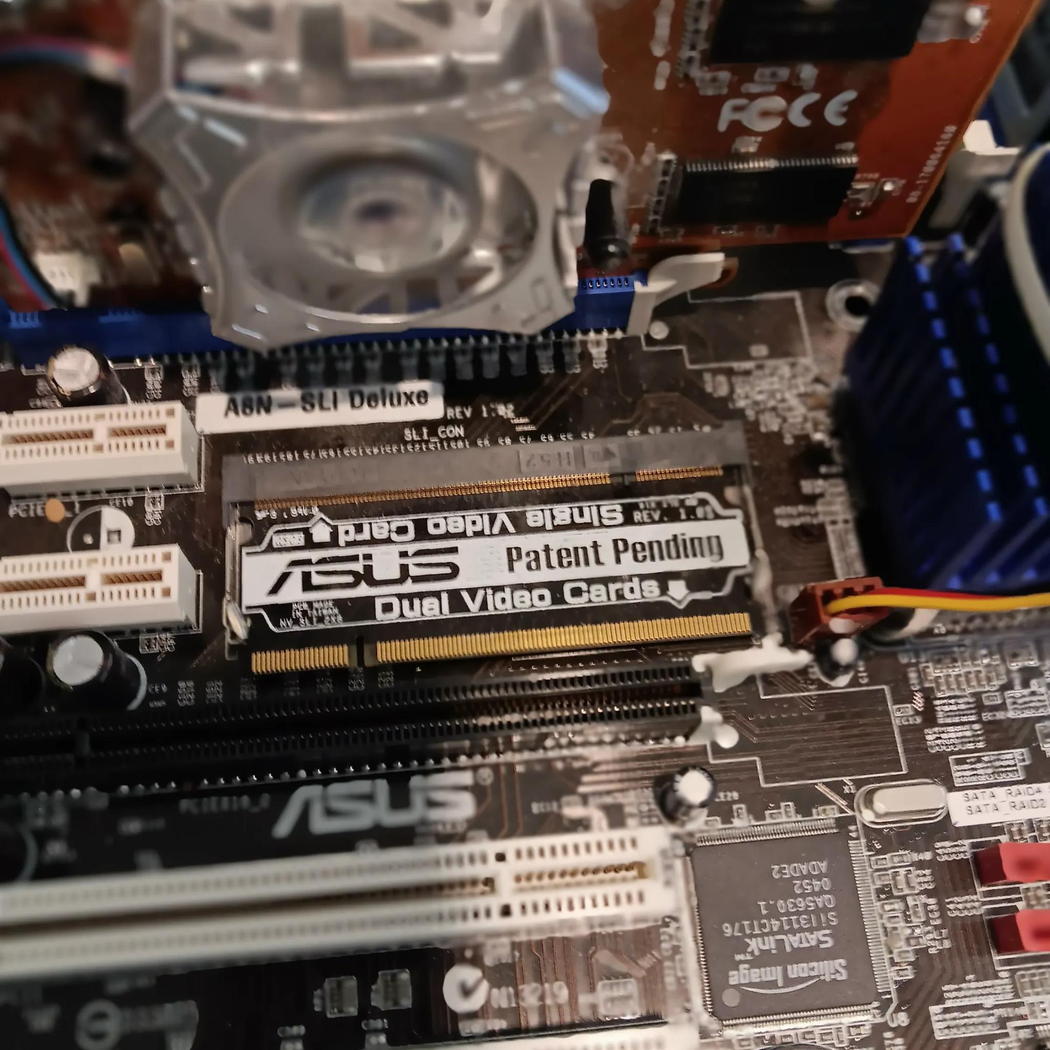 ASUS A8N-SLI Deluxe Athlon 64 X2 3800 Radeon X550 128MB 2GB RAM
