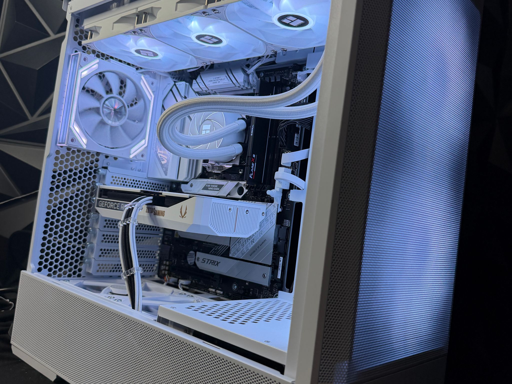 ⚪🩶 TITANIUM WHITE 🩶⚪  Ryzen 5 7600X|RTX 5060 Ti| 1.5 TB NVMe| 16 GB DDR5| 650W Gold PSU