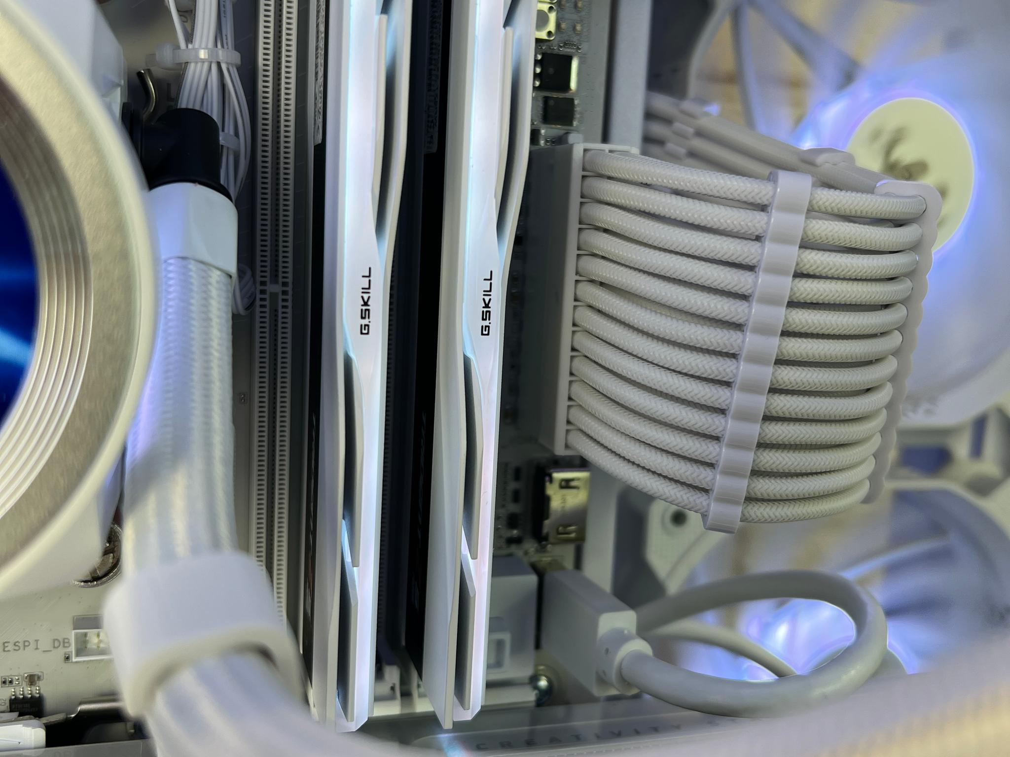 5080 AORUS MASTER ICE Ryzen 7 9800X3D 32GB DDR5 2TB M.2 WIFI 7 Win 11 Pro