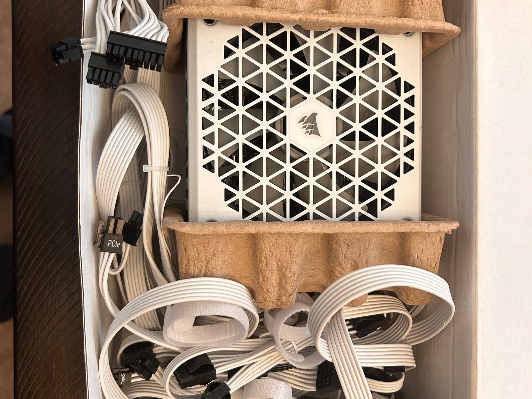 RTX 5080 AERO SFF White OC edition W/ RM1000X Corsair Power Supply White