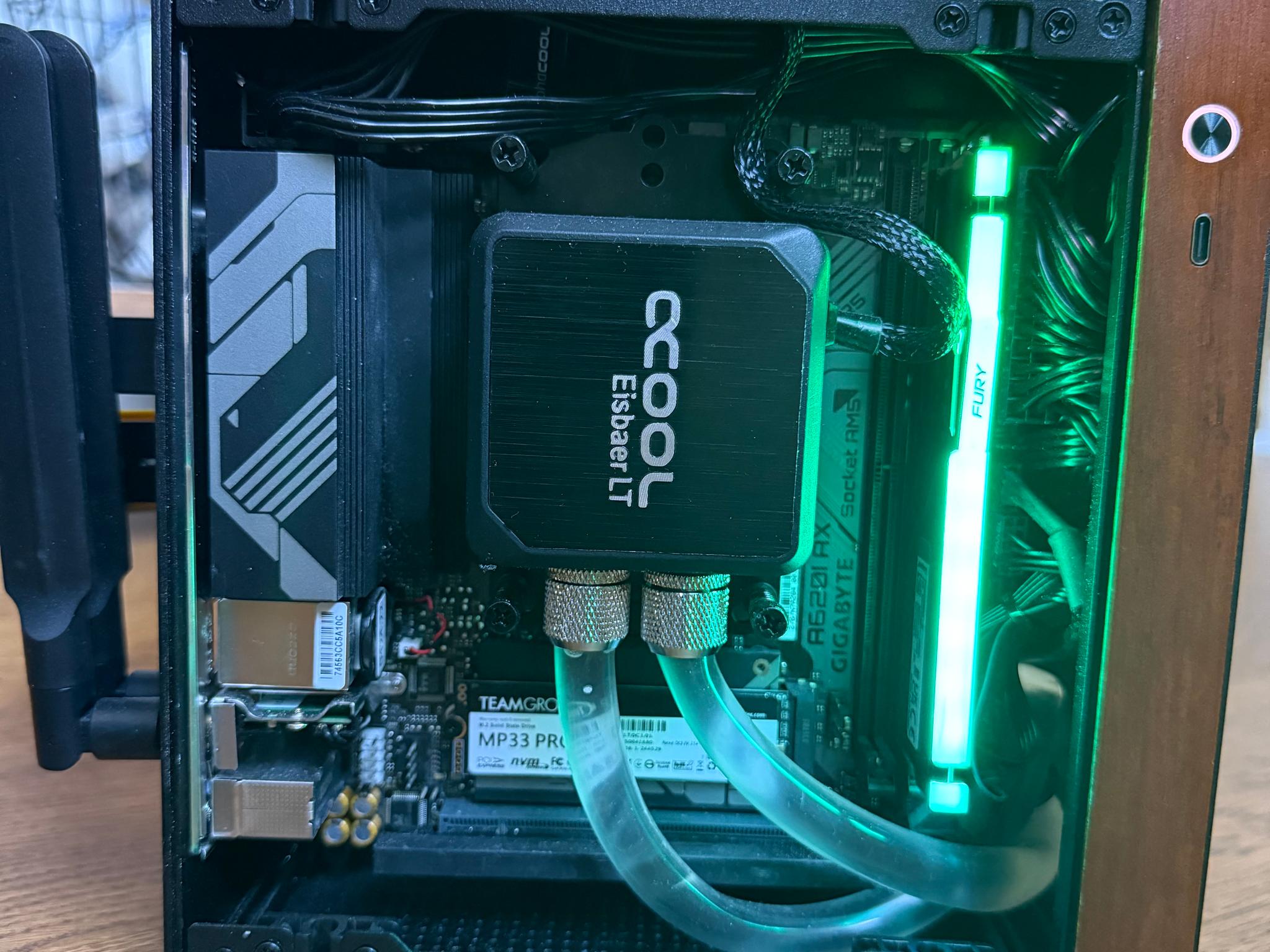 Ultra-Compact Custom Water-Cooled Gaming PC (4.5L)