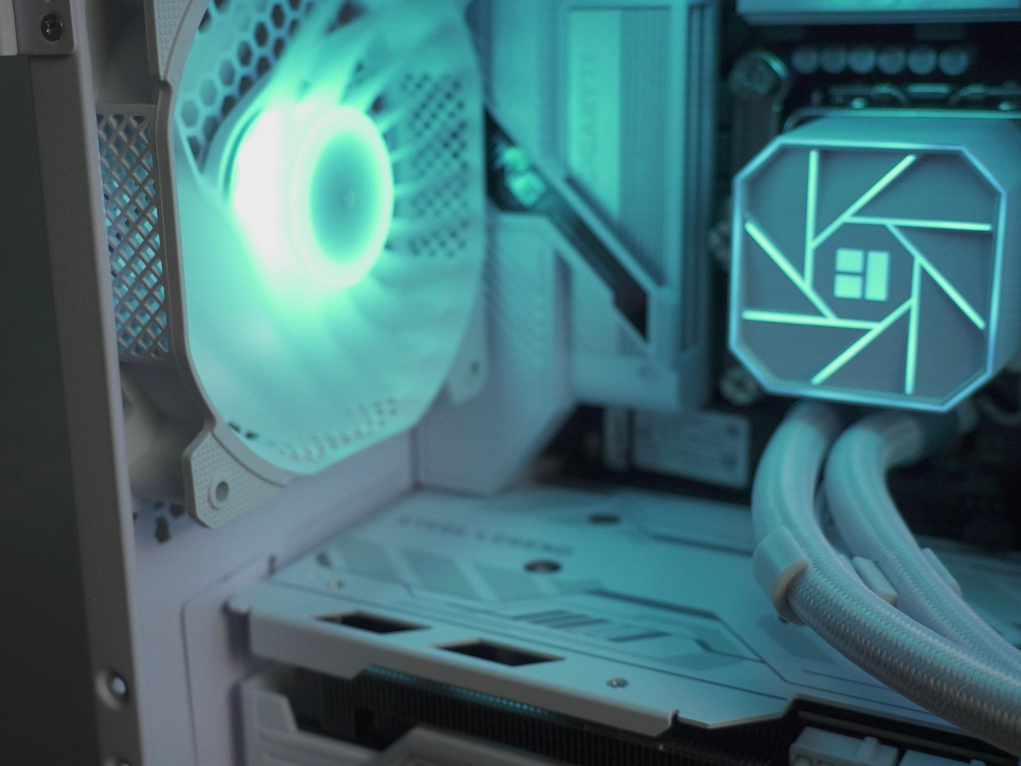 Whiteout Gaming PC | Arc B580 12GB, Core i5-14400F, 32GB DDR4-3200, 512GB NVMe