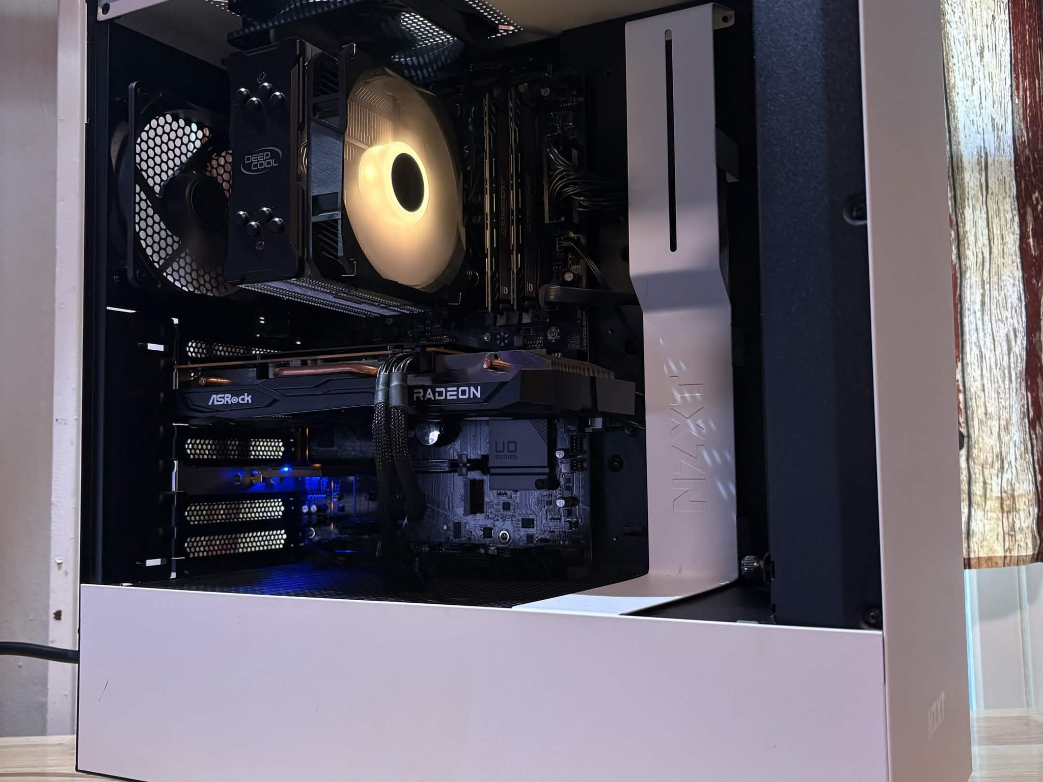 Black Cat Customs - FrostClaw (i5-10400 / RX 6600XT / 2x8GB RAM / 256GB SSD + 1TB HDD