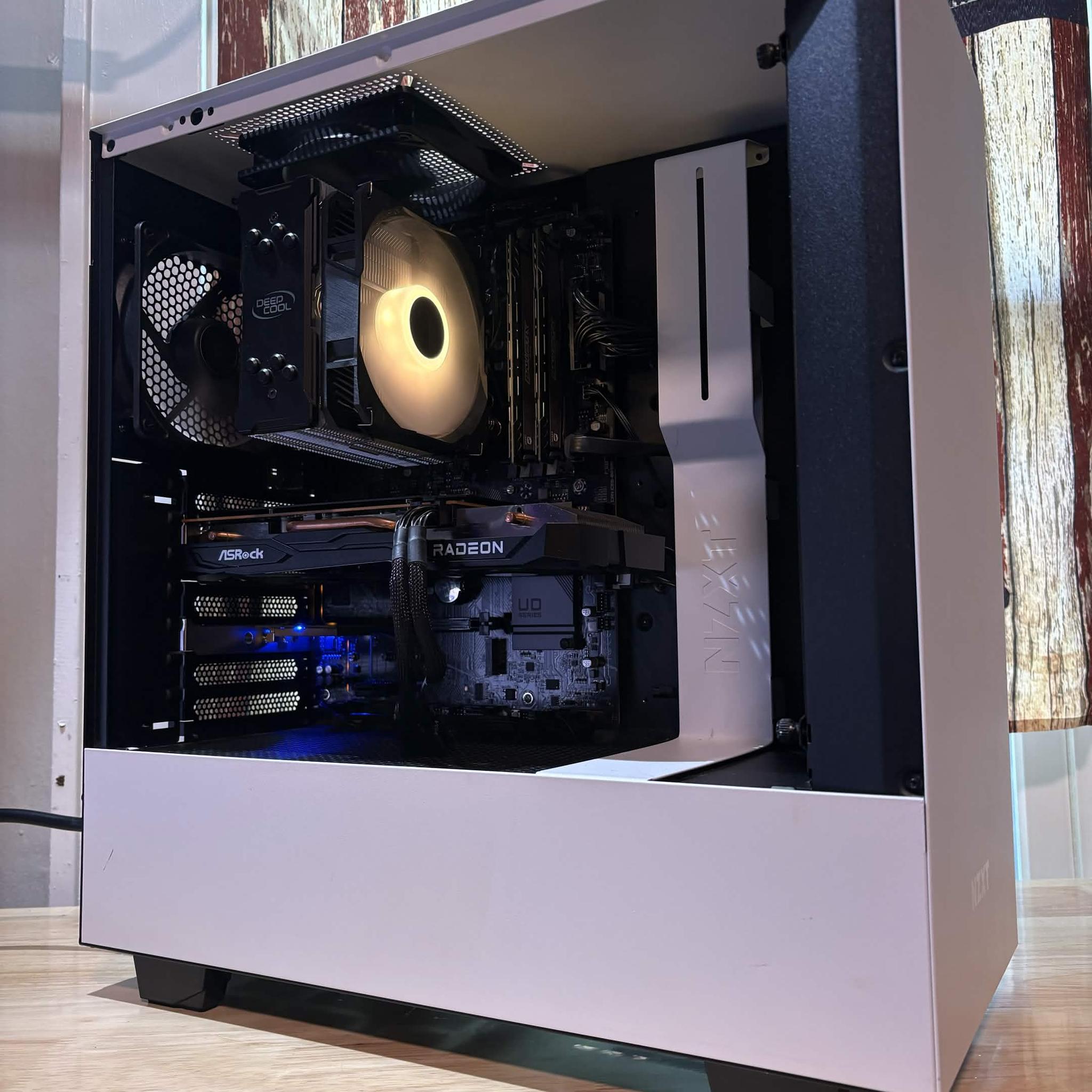 Black Cat Customs - FrostClaw (i5-10400 / RX 6600XT / 2x8GB RAM / 256GB SSD + 1TB HDD