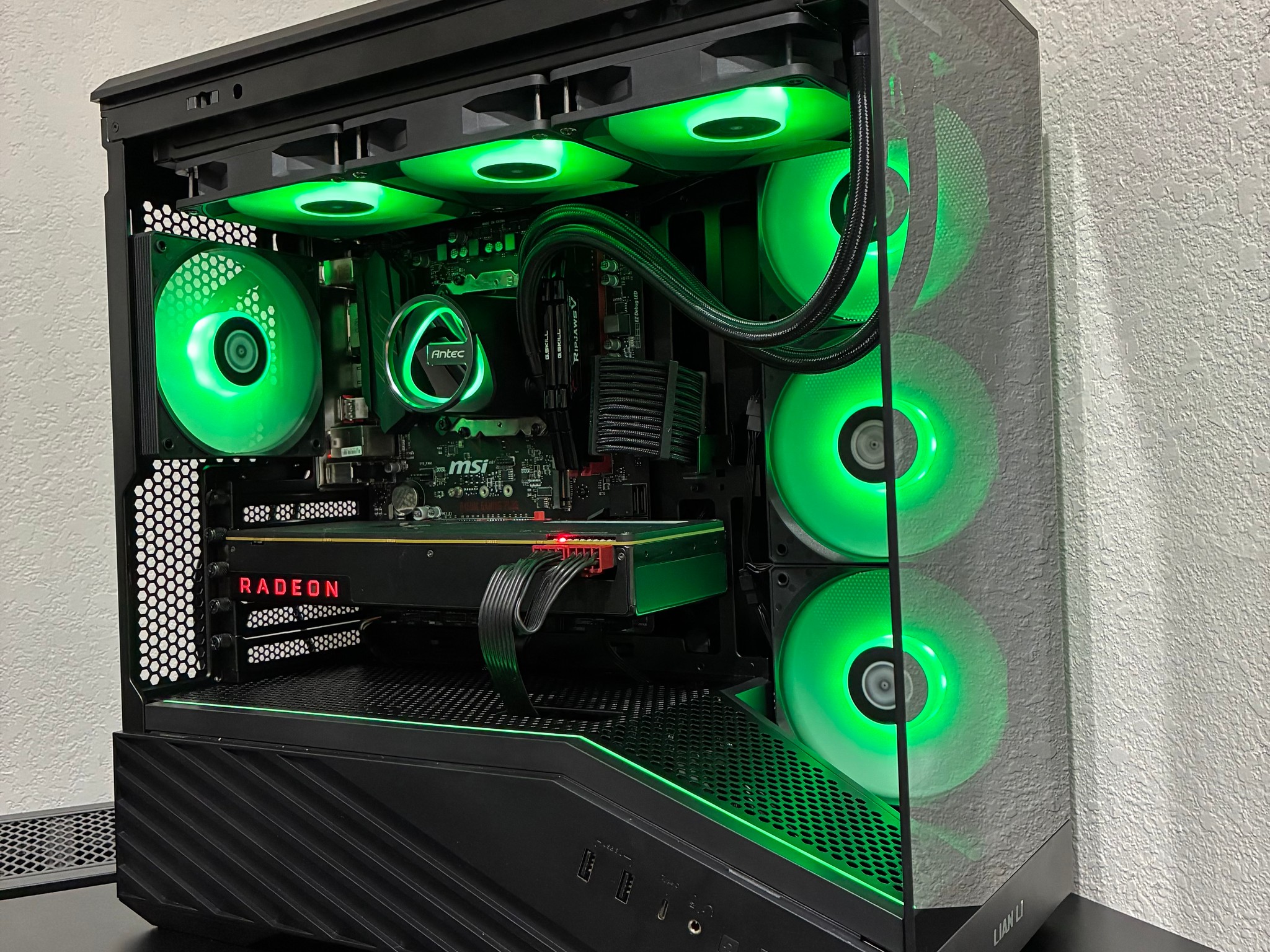 AMD Gaming PC w/ Radeon RX Vega 64 8GB / Ryzen 5 1600X / 16GB DDR4