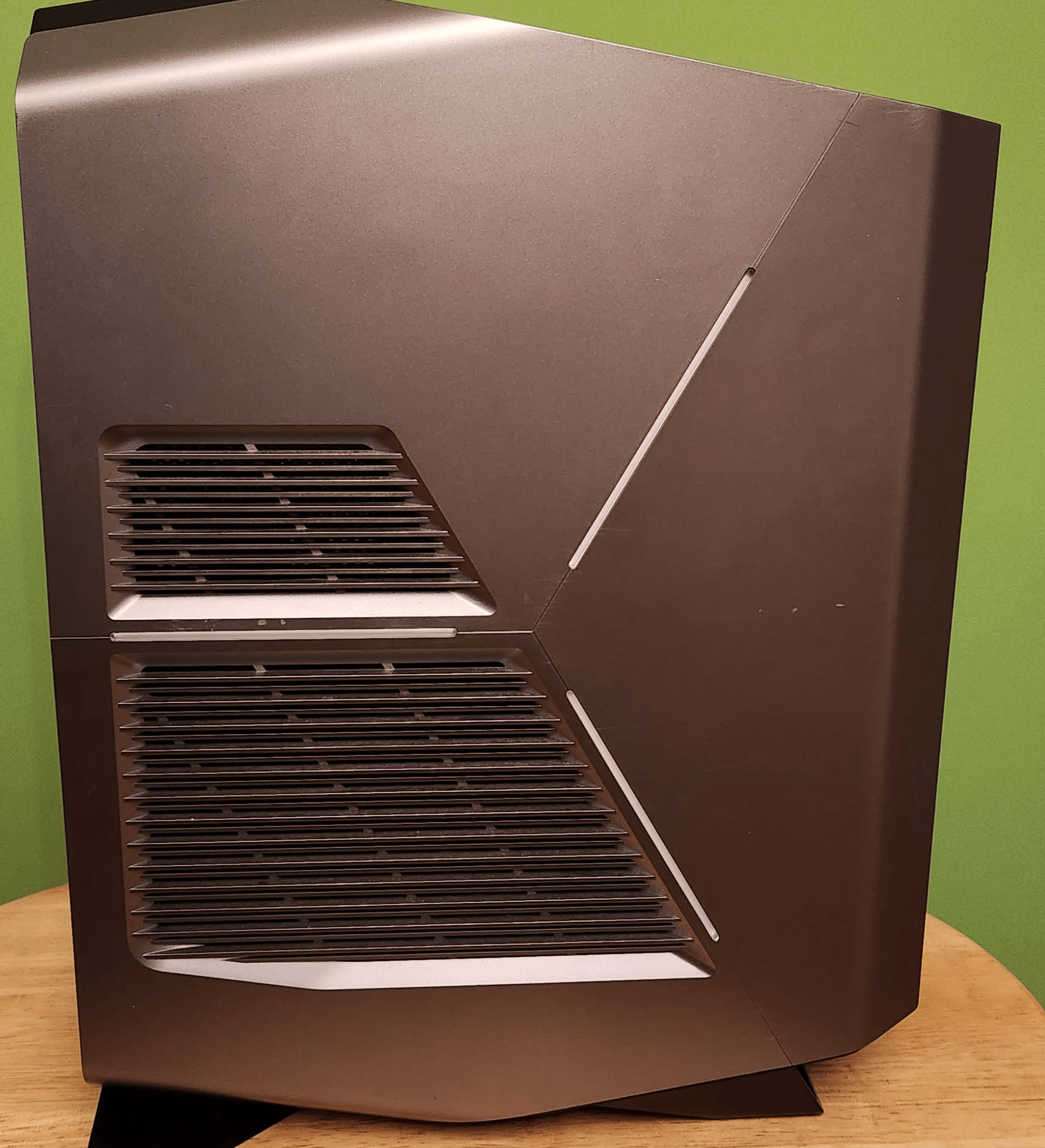 Alienware R8 | Intel i7 8700 | Nvidia RTX 2080 | 16gb DDR4 | 256gb NVMe | 1tb HDD