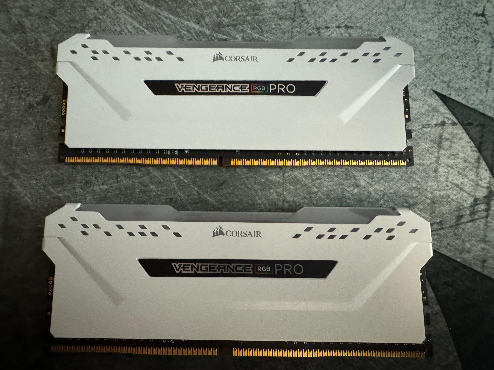White Corsair Venegance RGB Pro 2x8GB 3200Mhz Memory