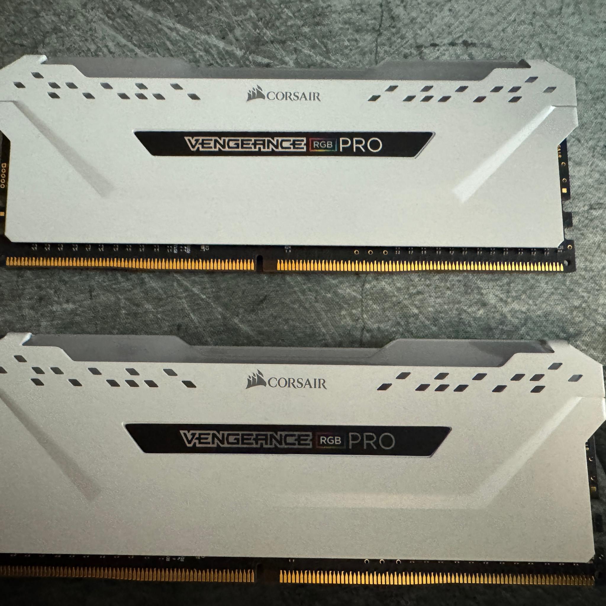 White Corsair Venegance RGB Pro 2x8GB 3200Mhz Memory
