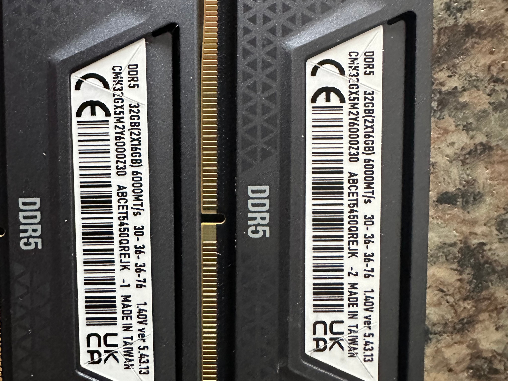 Corsair 32GB (2x16GB) VENGEANCE® DDR5 DRAM 6000MT/S CL30 - CMK32GX5M2B6000Z30