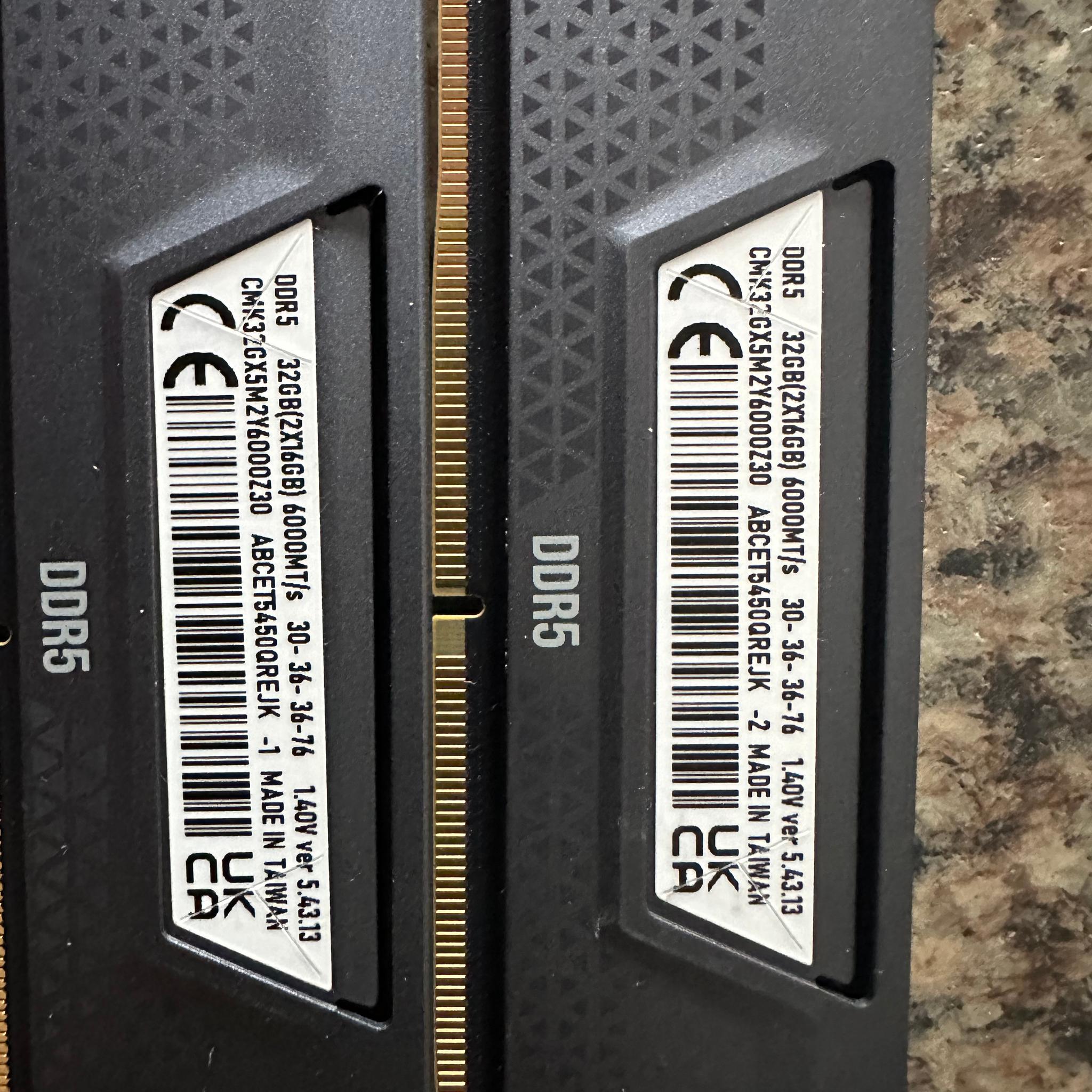 Corsair 32GB (2x16GB) VENGEANCE® DDR5 DRAM 6000MT/S CL30 - CMK32GX5M2B6000Z30