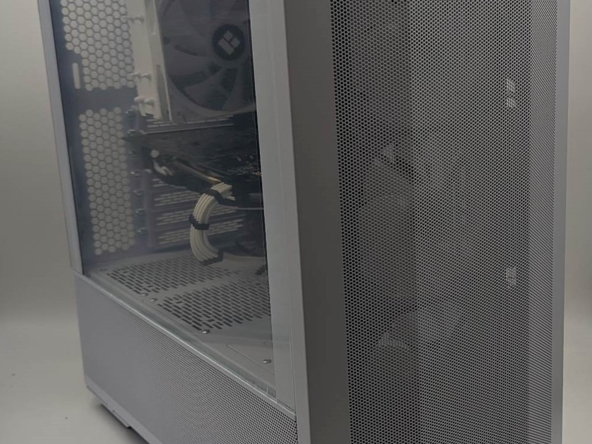 UCW Ready To Play: Custom Z390 Build (i7-8700 + RX 580)