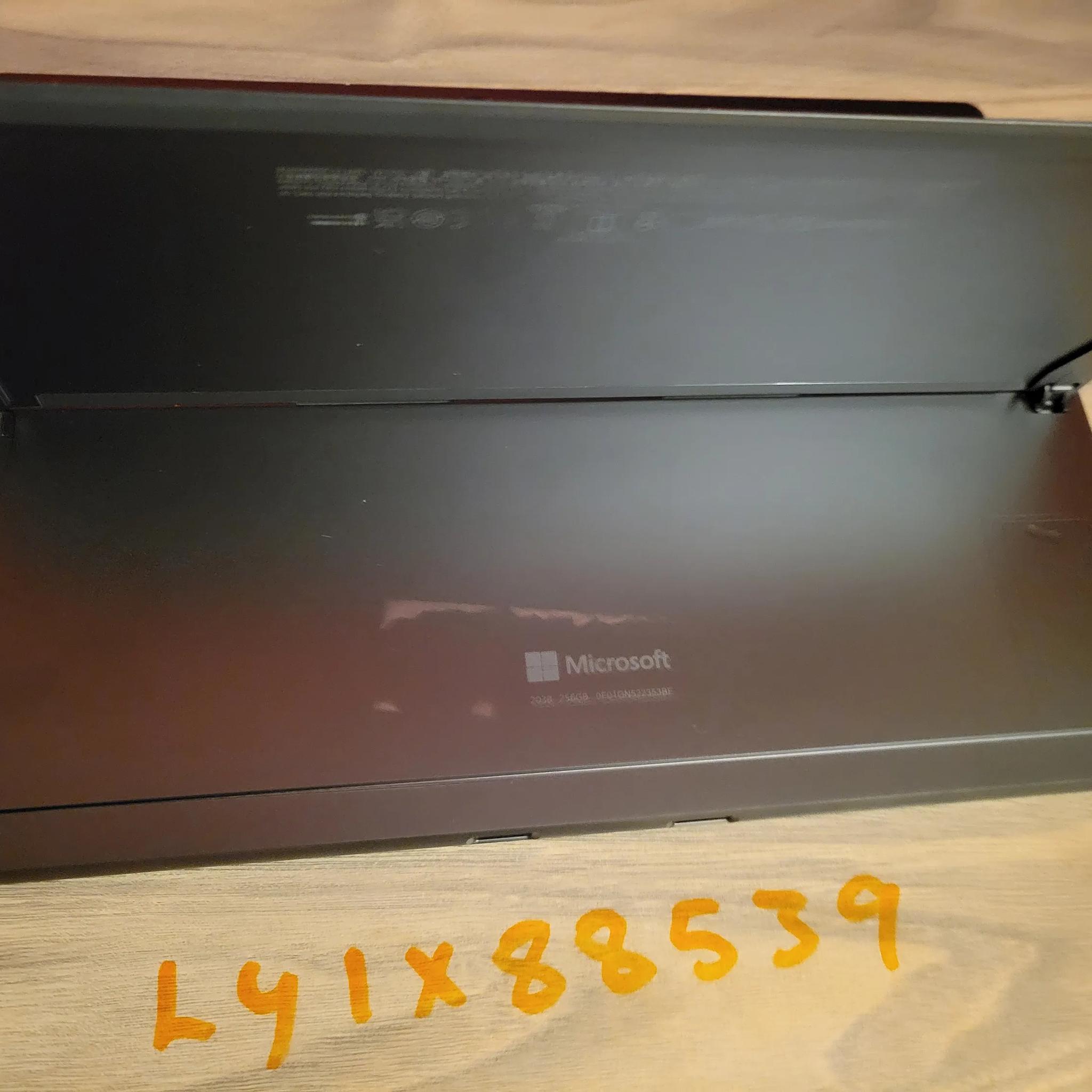 Microsoft Surface Pro 9 - 256gb - intel i5 12th gen. - 13" QLED Touch Screen