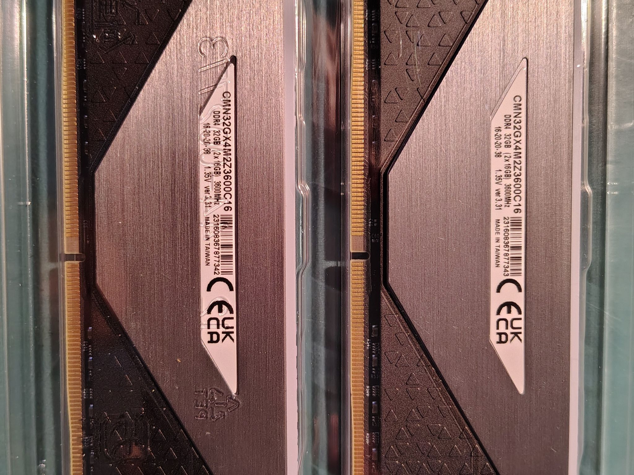 32GB CORSAIR RGB RT DDR4-3600 CL16 (2 x 16GB)