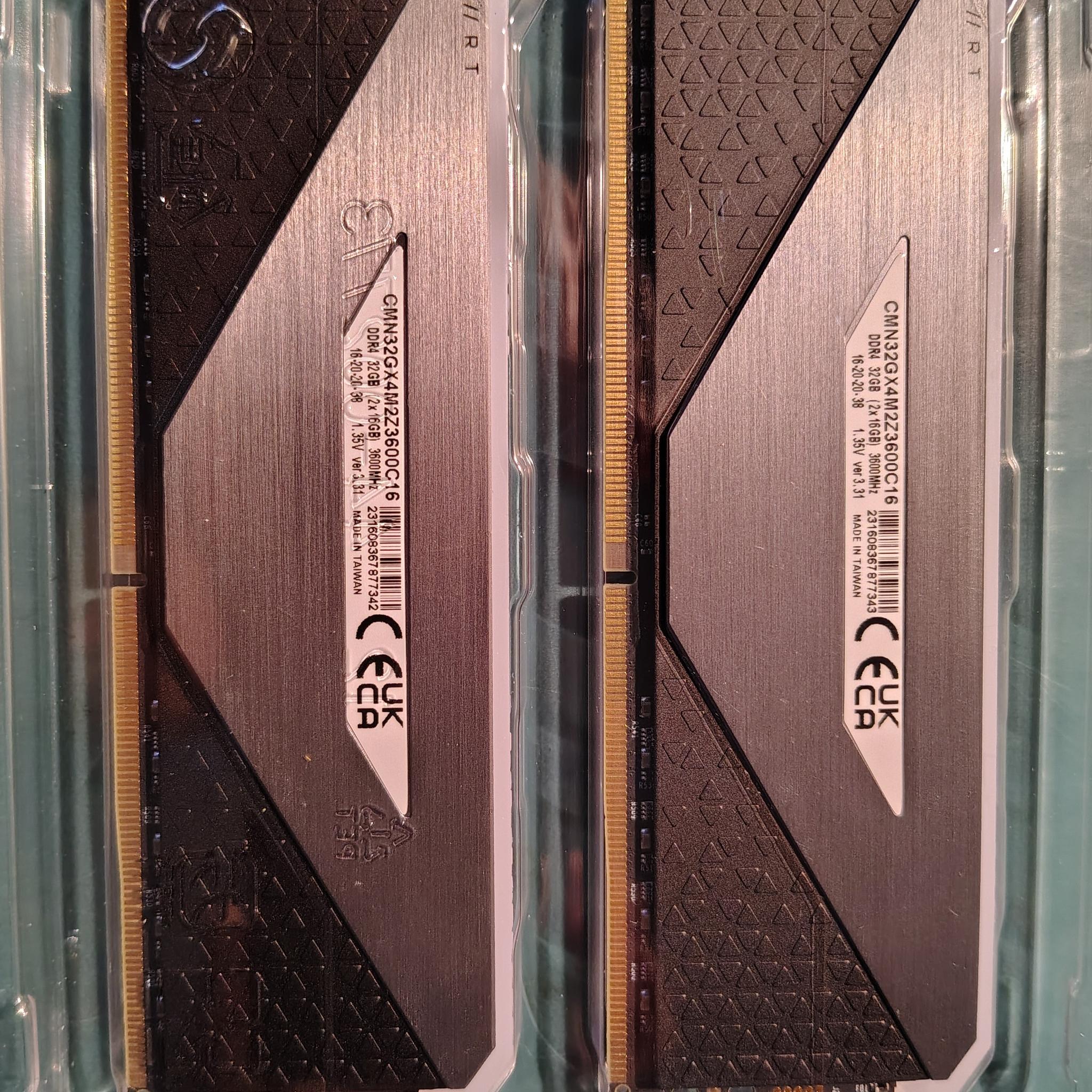 32GB CORSAIR RGB RT DDR4-3600 CL16 (2 x 16GB)