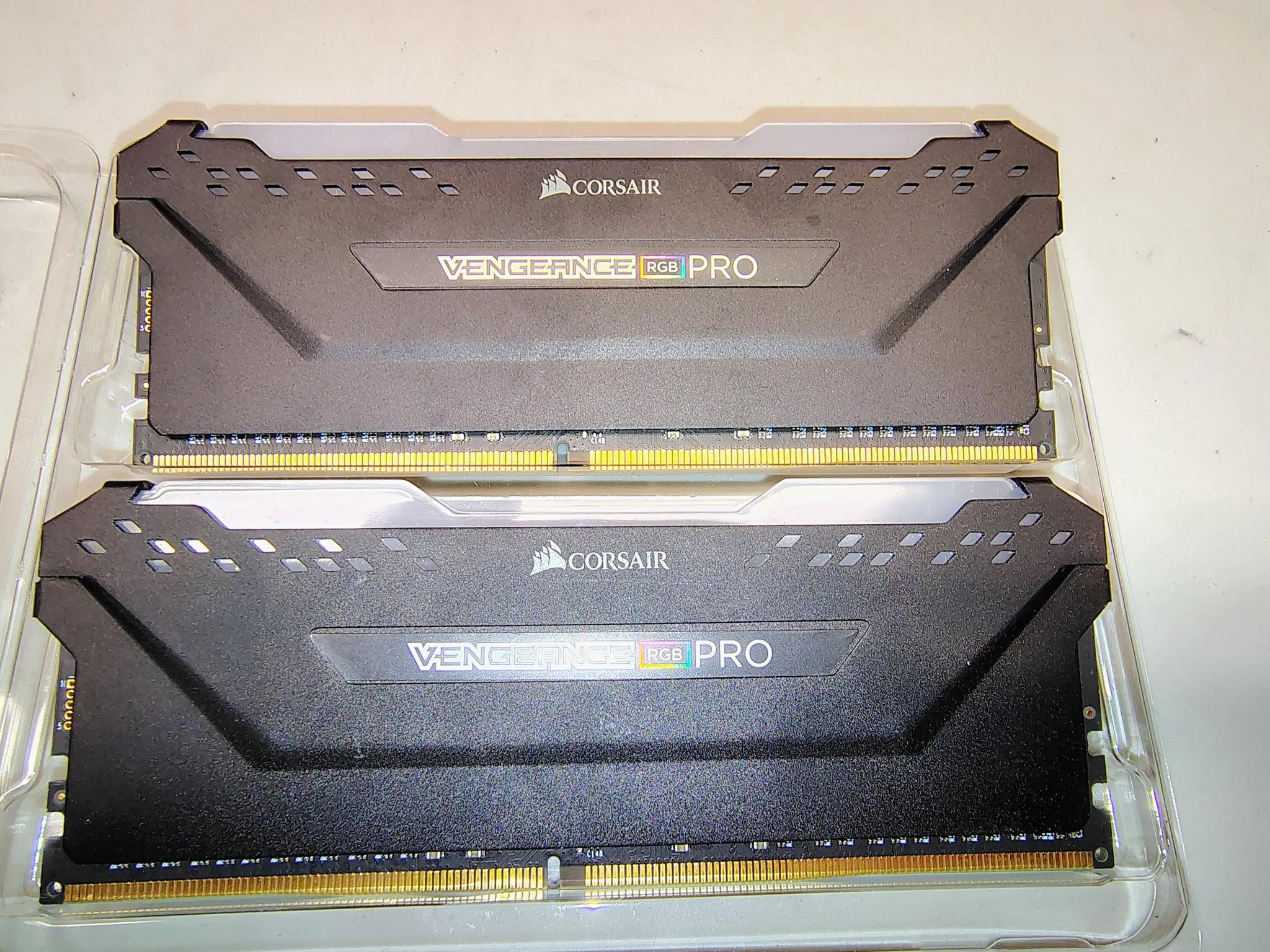 64GB CORSAIR VENGEANCE RGB PRO DDR4 (32GB x 2)