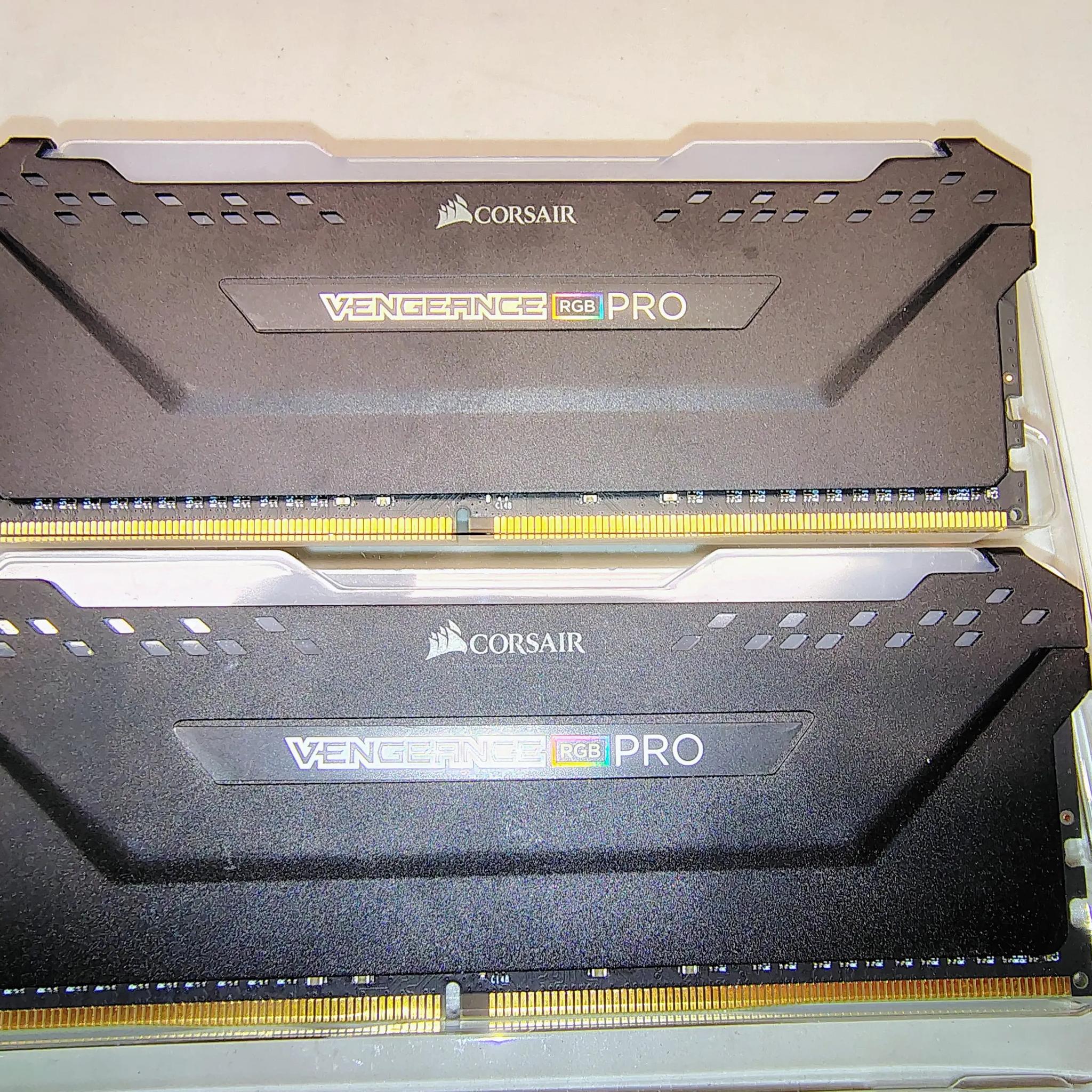 64GB CORSAIR VENGEANCE RGB PRO DDR4 (32GB x 2)