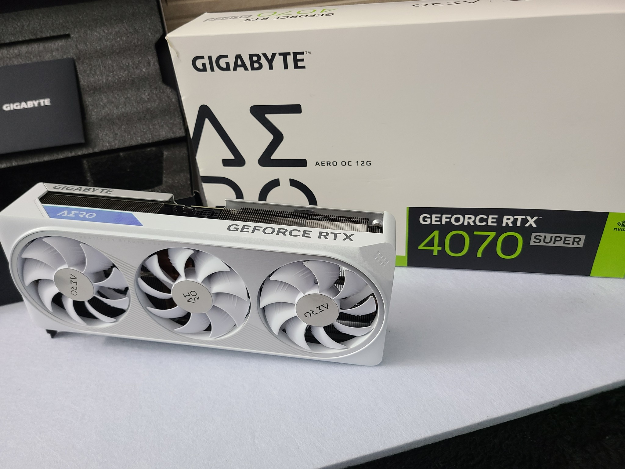 GIGABYTE AERO OC GeForce RTX 4070 SUPER (White)