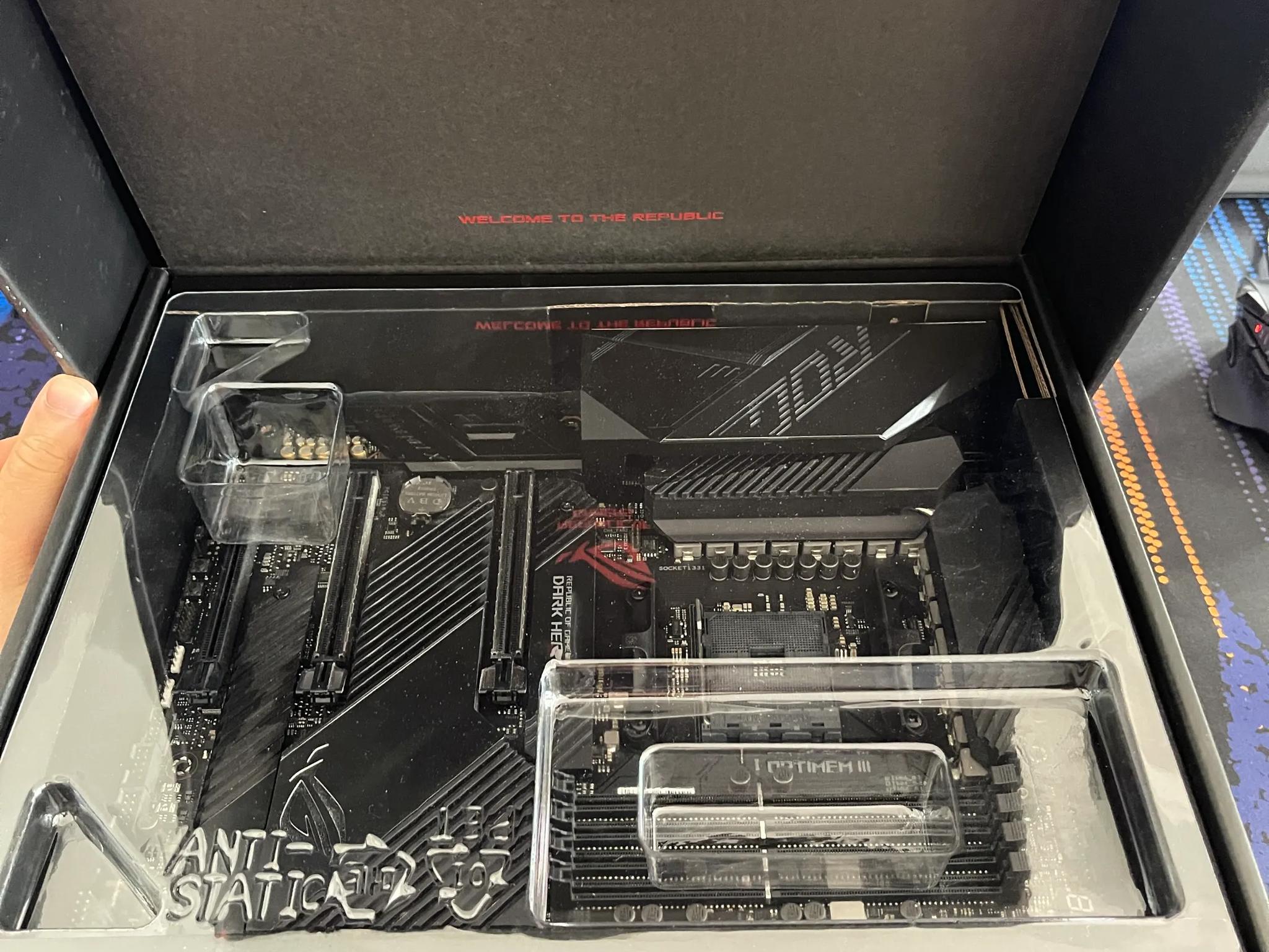 ⚠️LIKE NEW⚠️ Asus X570 ROG Crosshair VIII Dark Hero ATX AM4 Motherboard