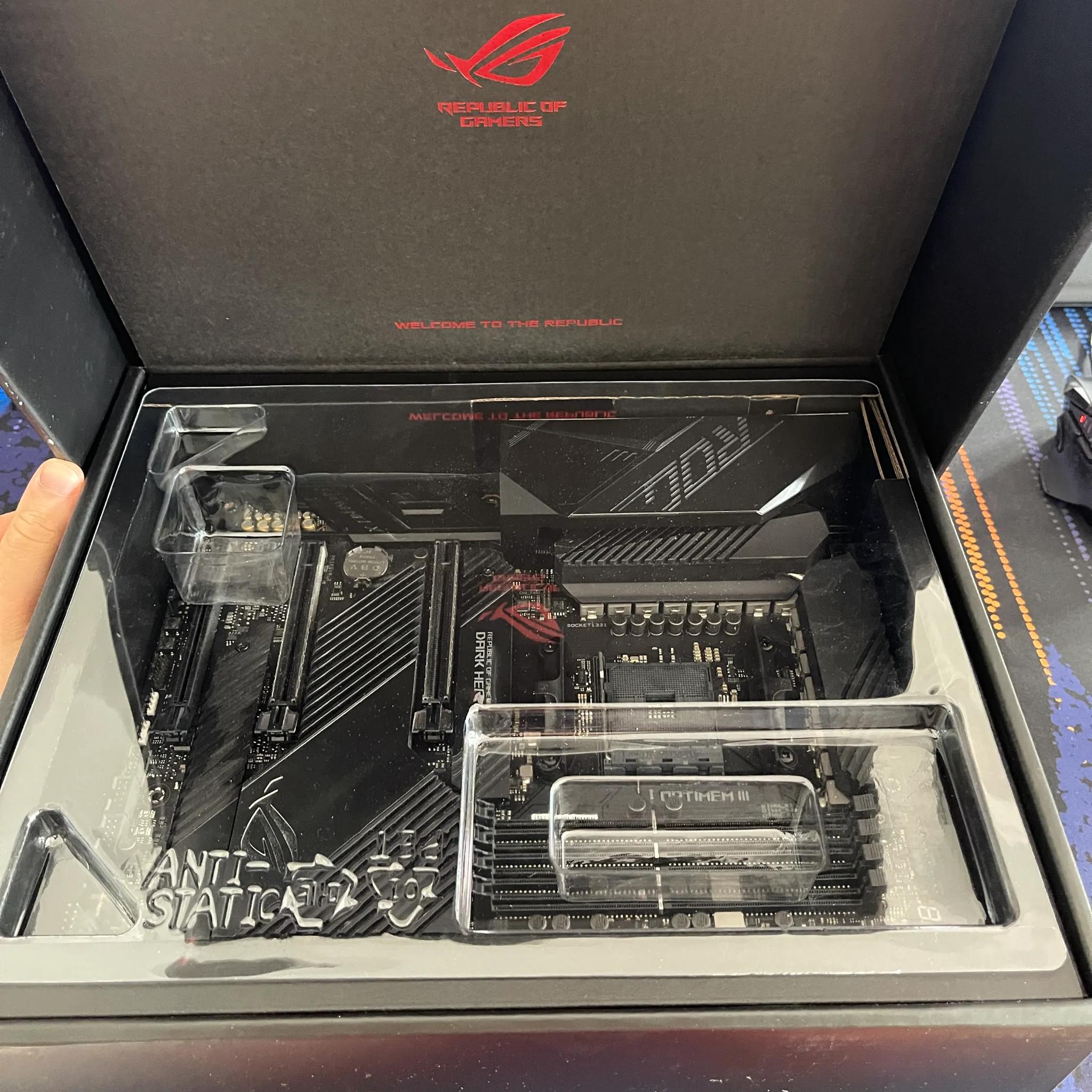 ⚠️LIKE NEW⚠️ Asus X570 ROG Crosshair VIII Dark Hero ATX AM4 Motherboard