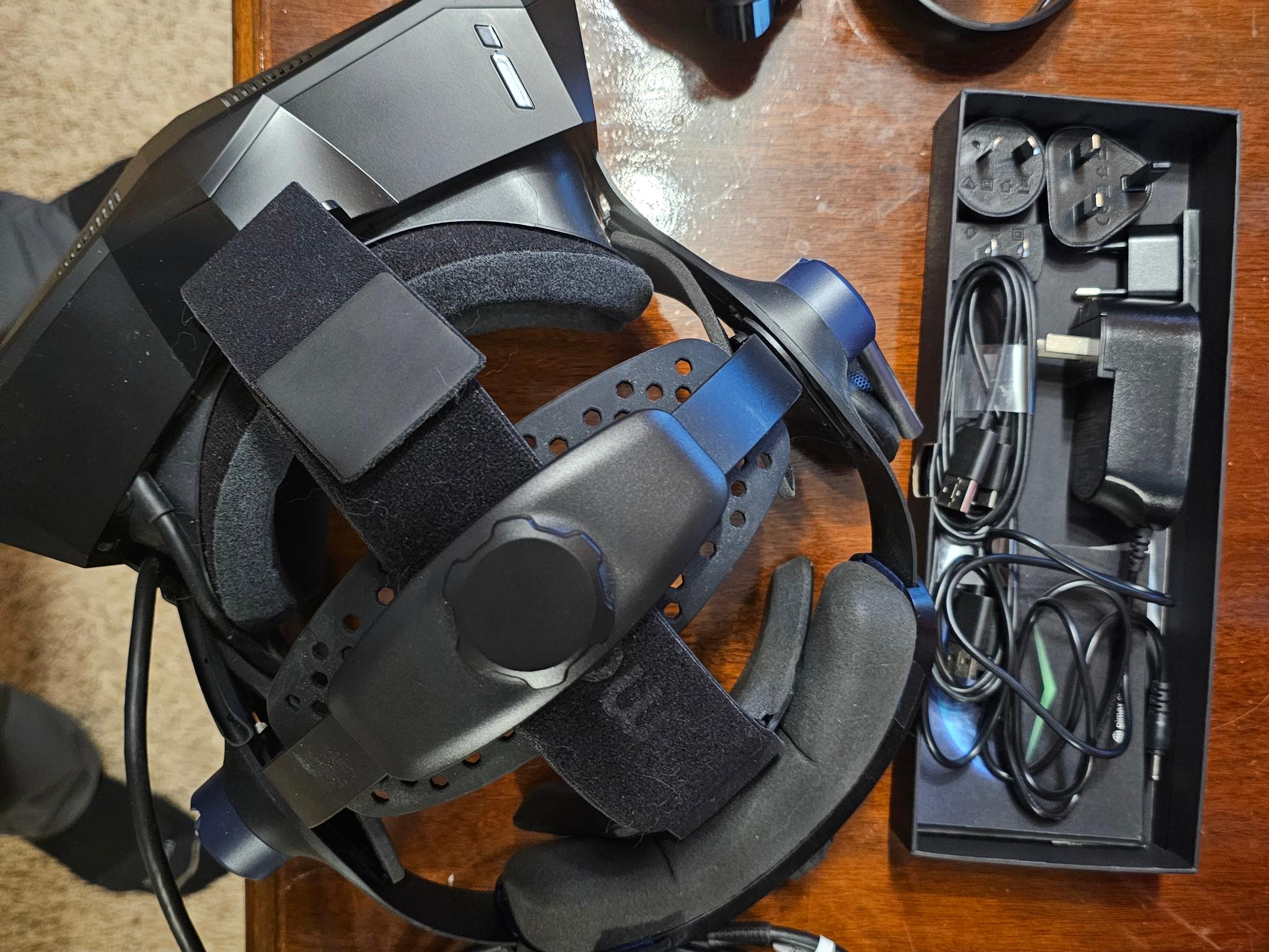Pimax Crystal Light with, upgraded speakers, comfort strap and controllers