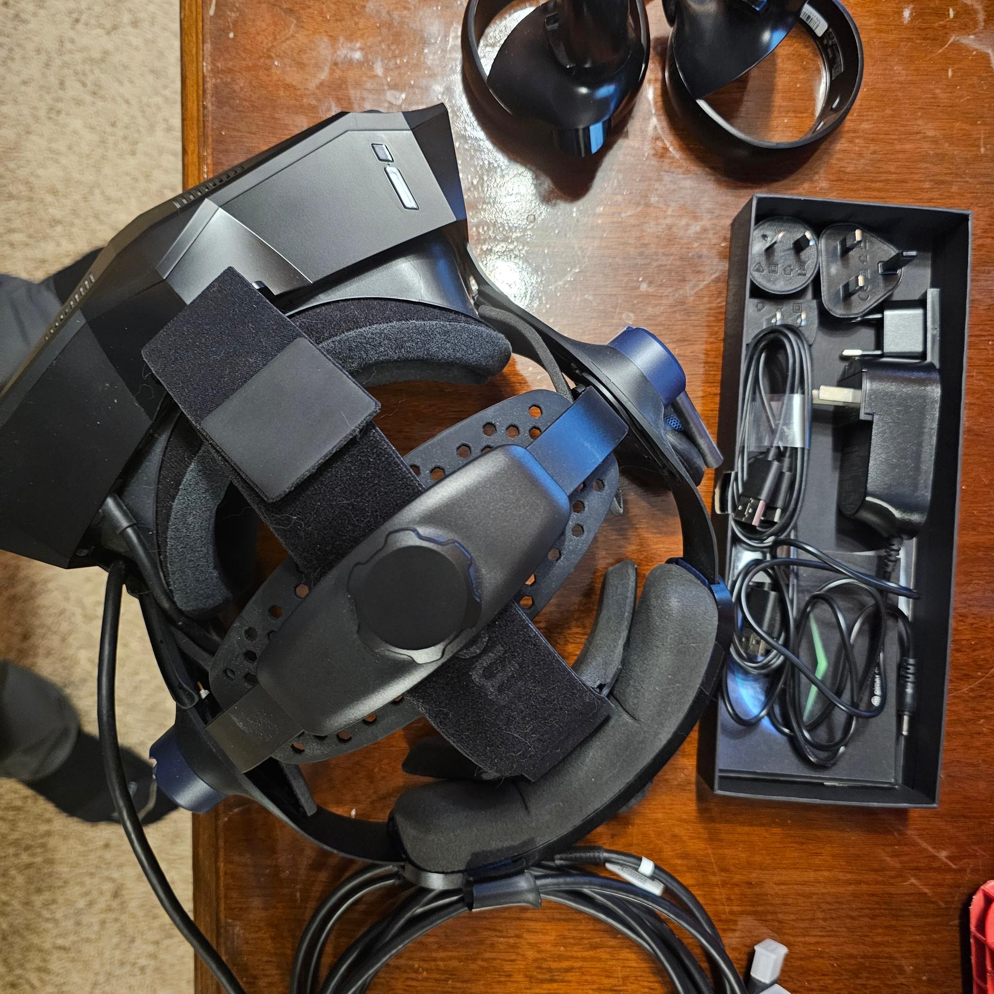 Pimax Crystal Light with, upgraded speakers, comfort strap and controllers