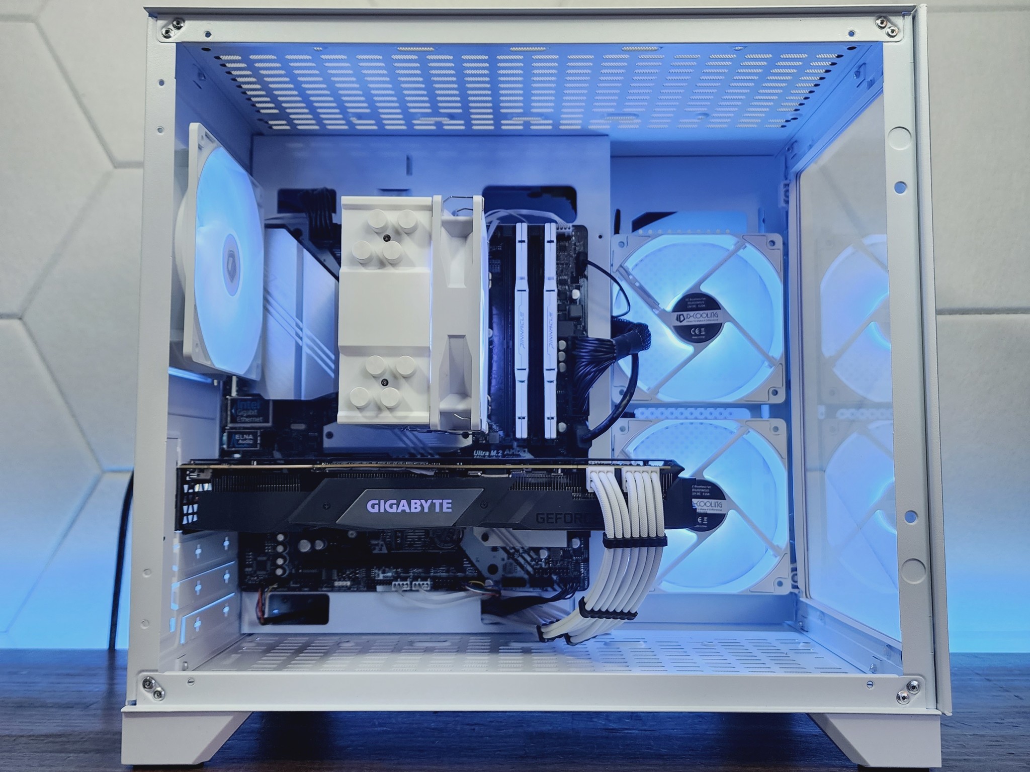 💙🤍💙 Gigabyte RTX 2080 // Intel Core i5 9600K // Timetec 16GB 3600MHz*
