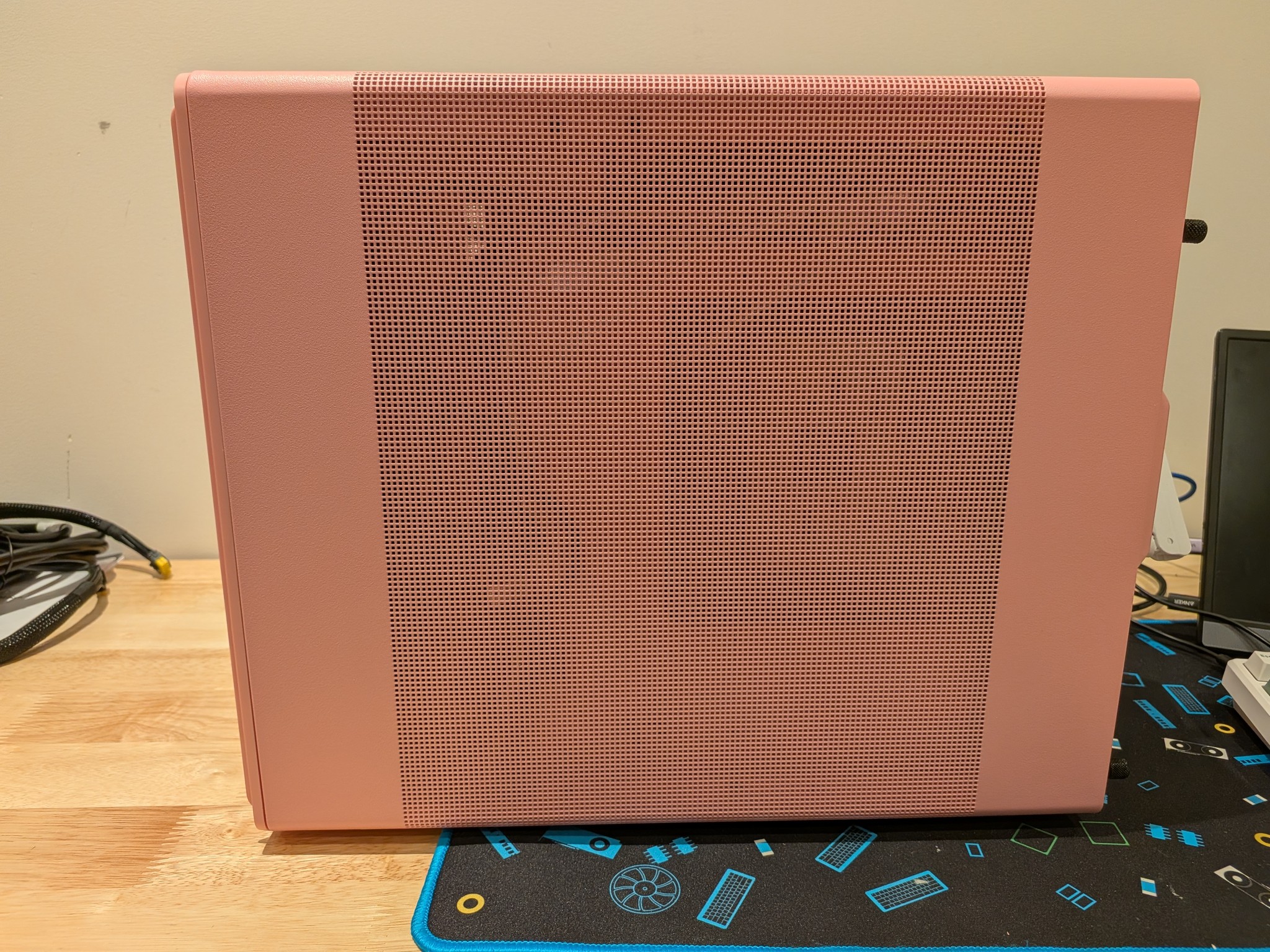 1440p Barbie Beast - RTX 5070, Ryzen 5 9600X, 32 GB DDR5 RAM, 1 TB NVME, RGB, Liquid Cooled