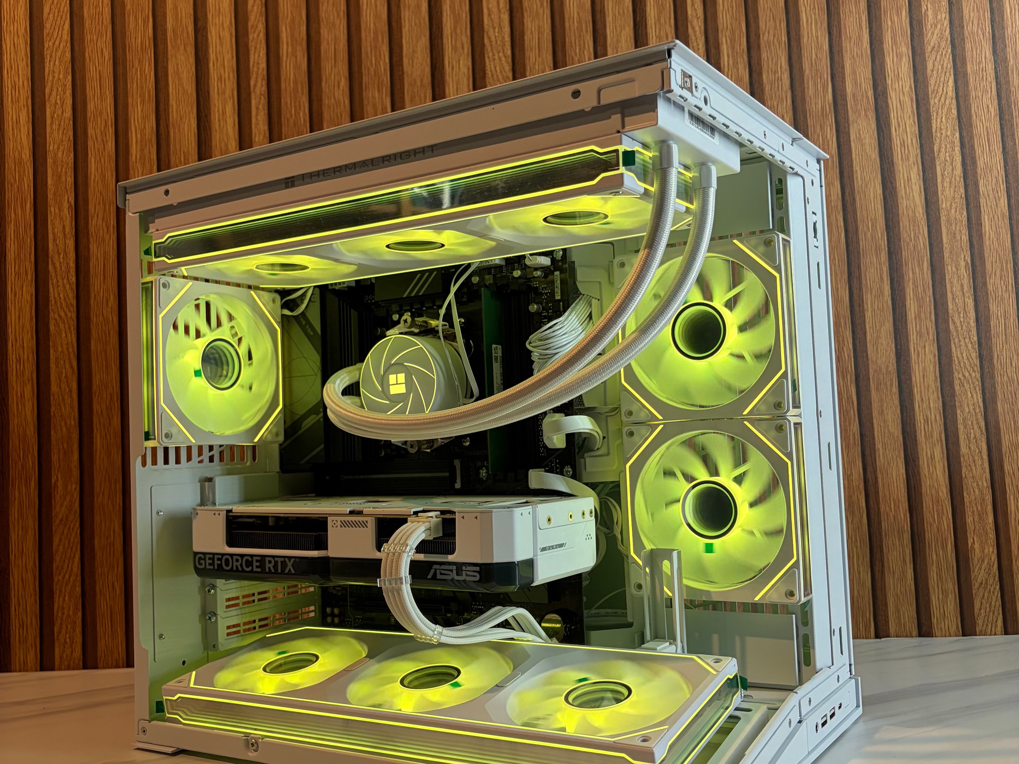 RTX 4070 | RYZEN 5 9600X | 16GB DDR5 | 2TB NVME | 650W | 360MM AIO | Windows 11 pro