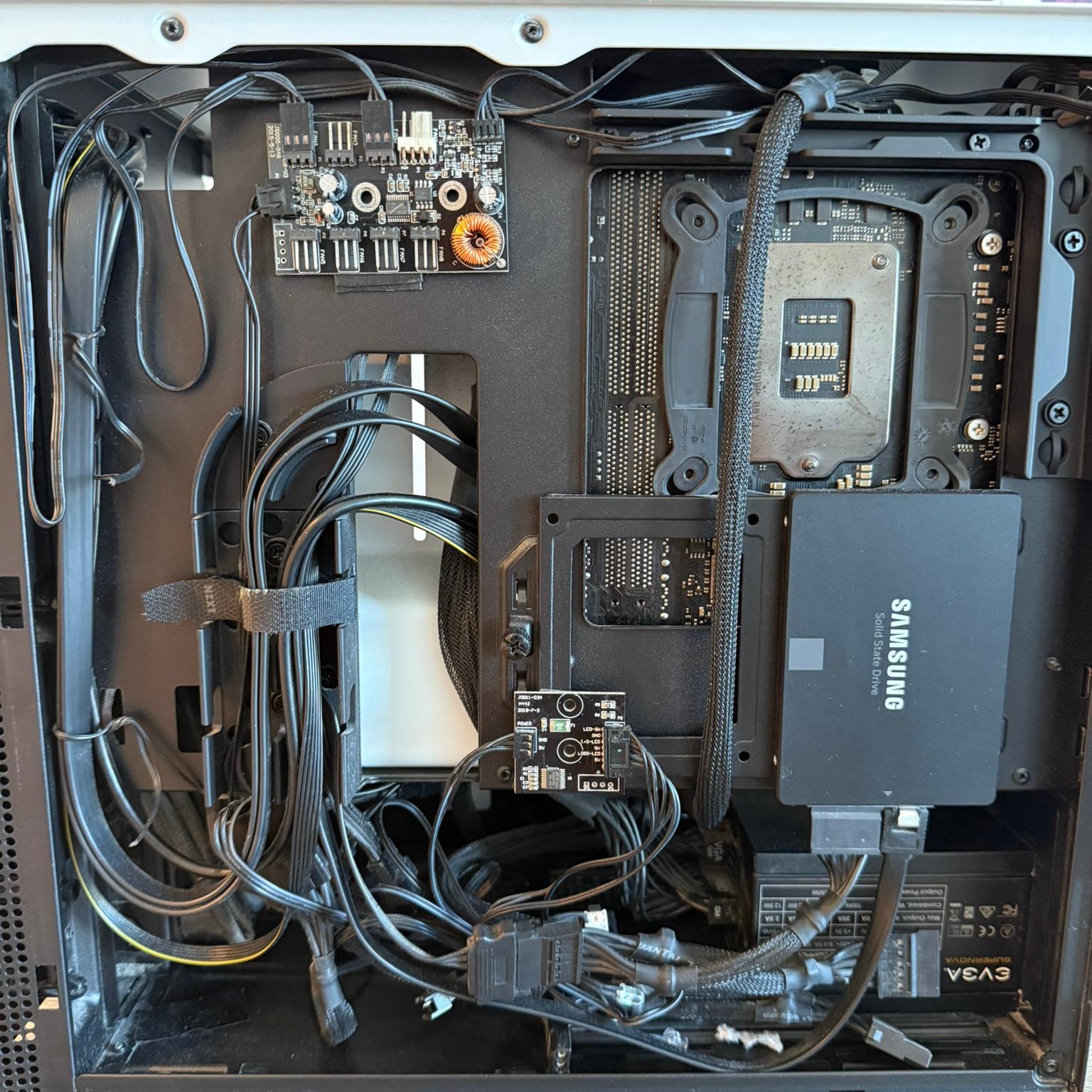 Sleek White Mini Gaming PC: i5-9600K, GTX 1070 Ti, 32GB RAM - Perfect for Esports & Minimalist Setup