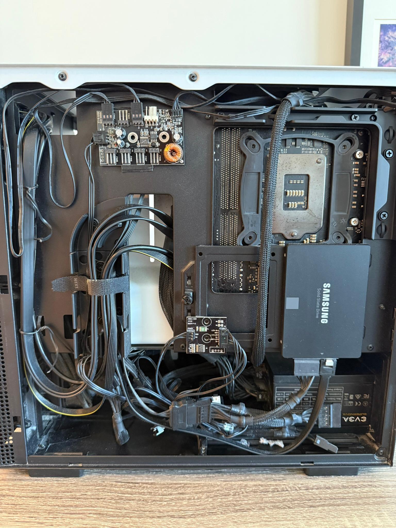 Sleek White Mini Gaming PC: i5-9600K, GTX 1070 Ti, 32GB RAM - Perfect for Esports & Minimalist Setup