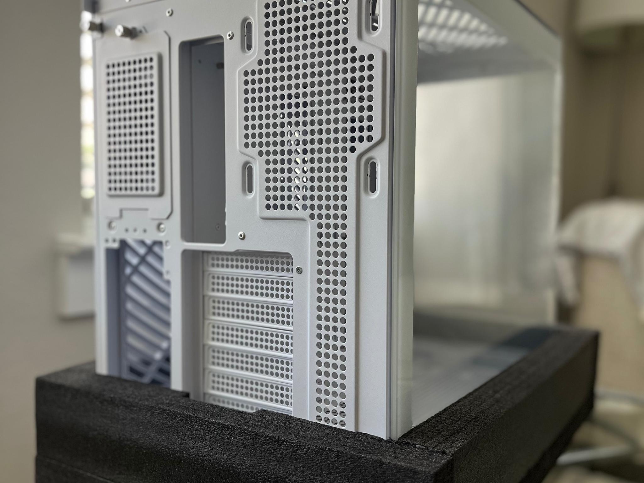 **SUMMER SALE** MONTECH KING 95 DUAL-CHAMBER ATX MID-TOWER PC CASE (WHITE) GREAT CONDITION