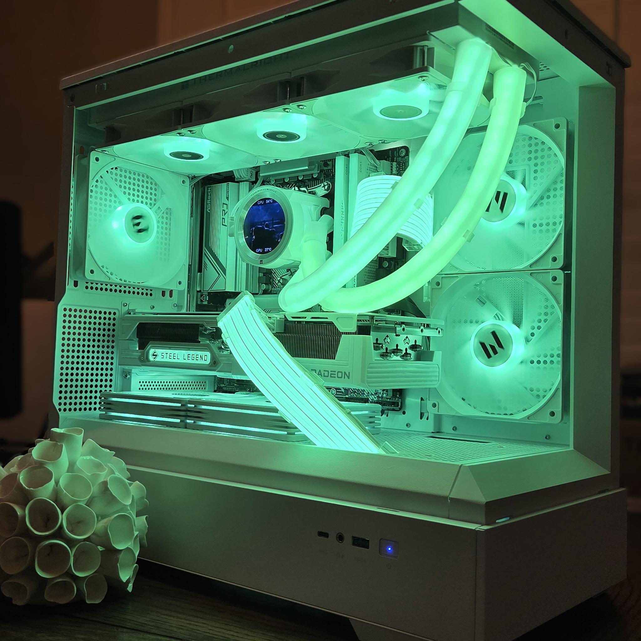 Frosty! ❄️ | RX 9070 XT Gaming PC | Ryzen 7 7700X | 32GB DDR5 | 1TB Gen4 NVMe | 2.1" LCD Display!