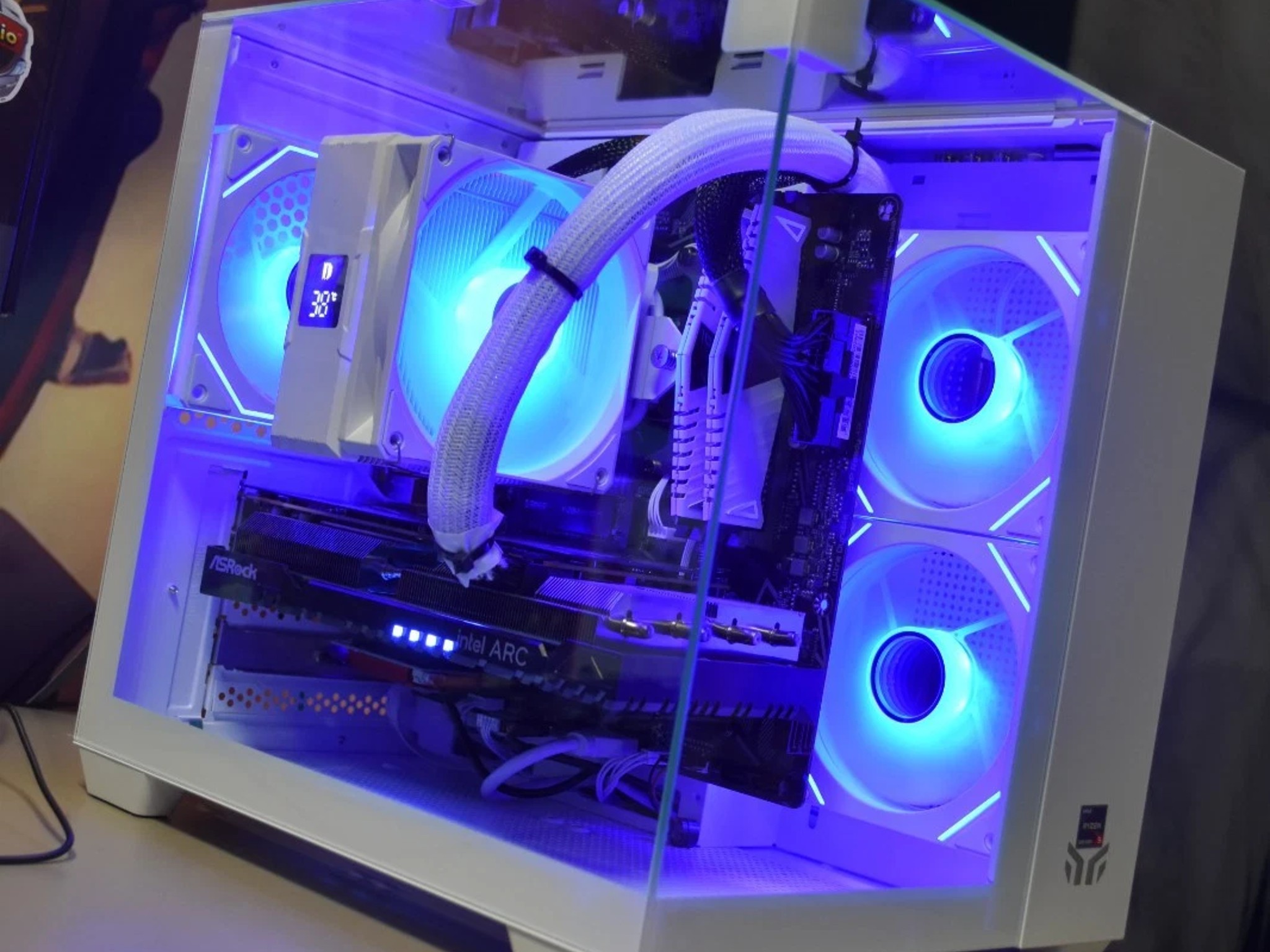 Gaming PC RYZEN 5 5500 Ram 16GB GPU intel Arc a 750 8GB storage 1 TBNVME + Extra