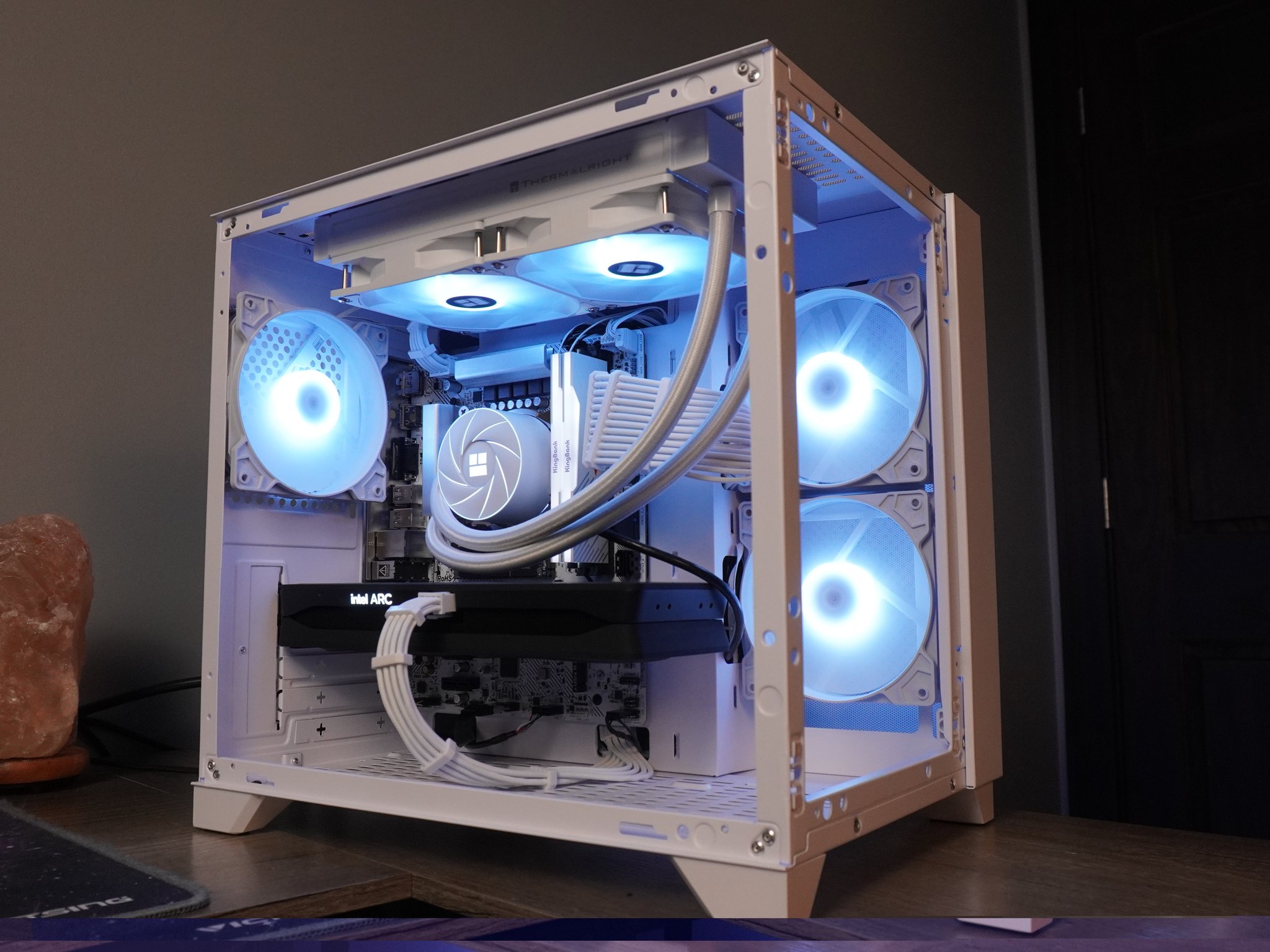 🤍AESTHETIC🤍 1440p/1080p GAMING MACHINE 💙 I5 13600KF 💙 Intel Arc B580 | 32GB | 1TB | WIFI