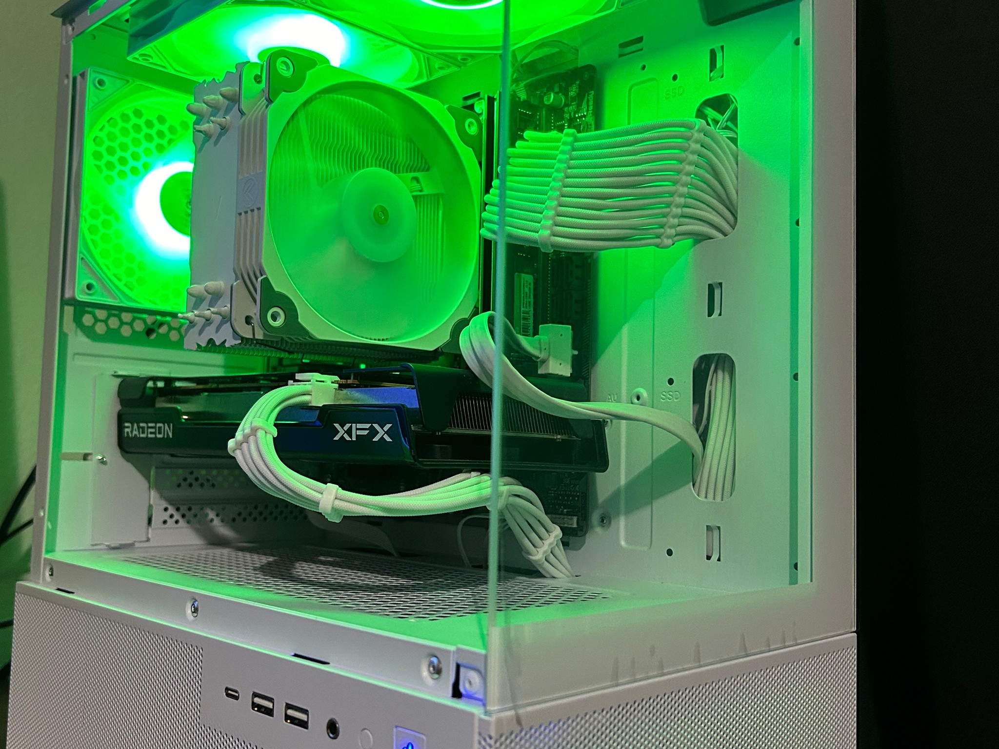 White 1080p Beast gaming pc