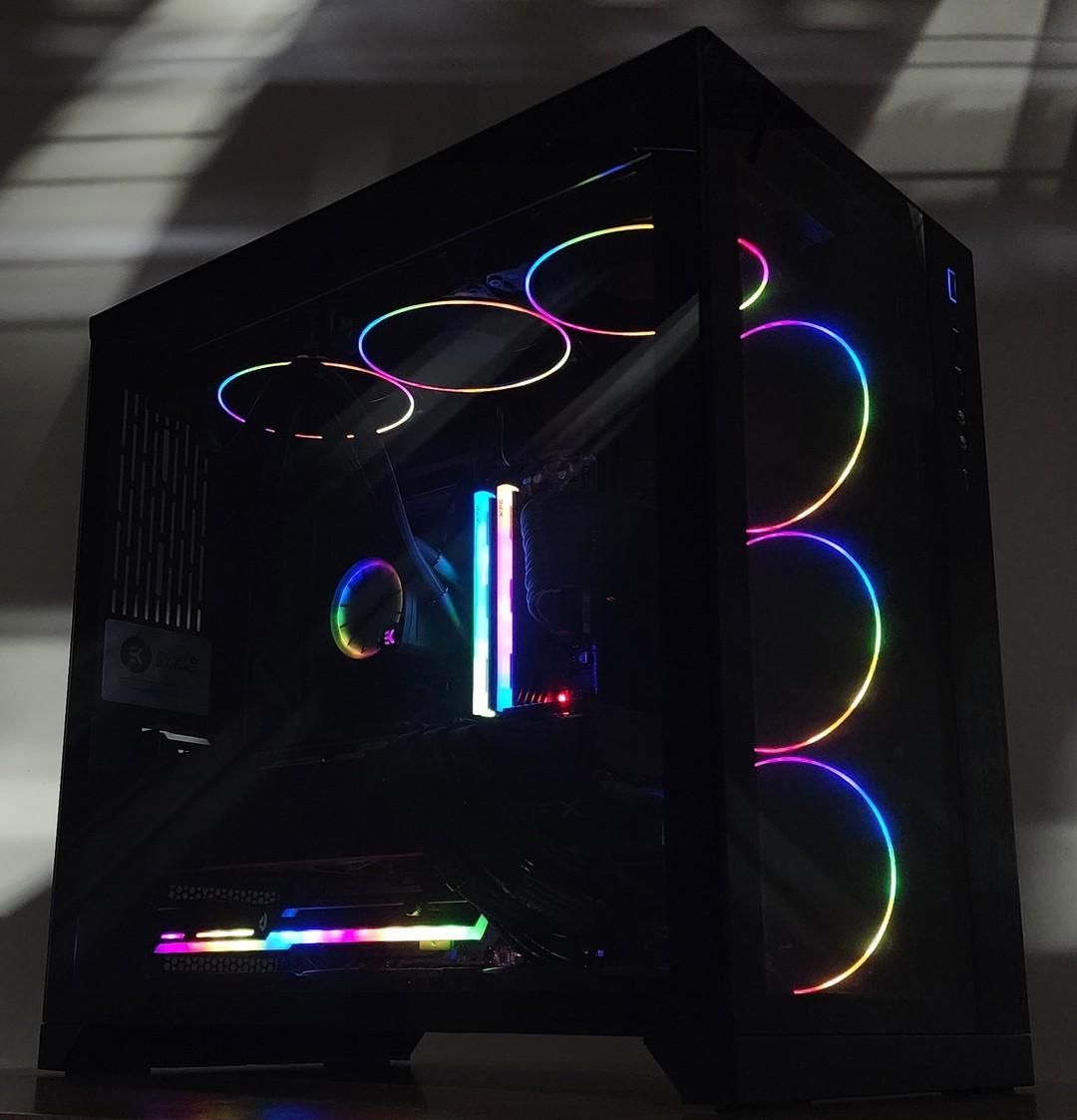 Gaming PC Ryzen 7 9800X3D 32GB RAM 2TB SSD RX 7900 XTX 24GB Win 11 Computer