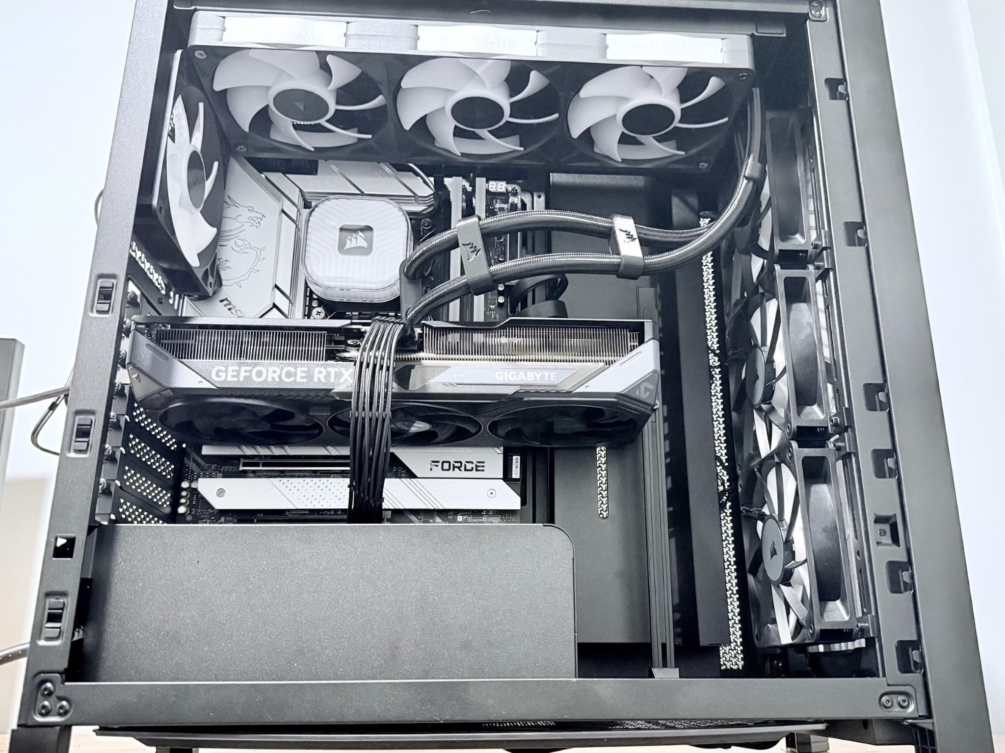 Corsair 4000D RTX 5070 OC 12GB