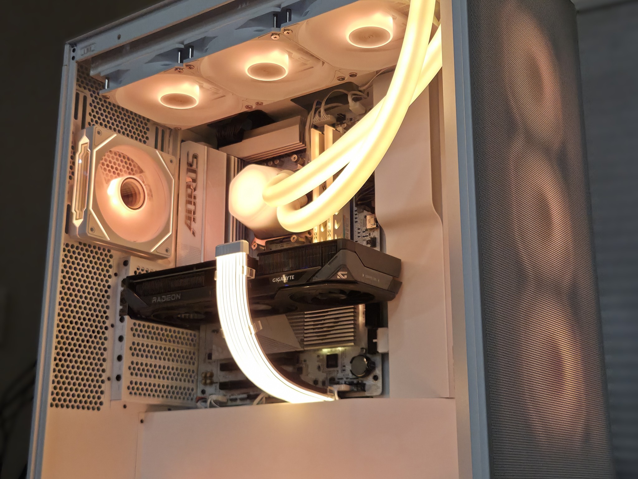 Cookies N’ Cream!🥛 7600X | 9060XT 16GB | 32GB DDR5 | 1TB Gen4 NVMe